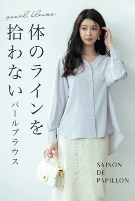 40代、パールボタンのシフォンブラウス