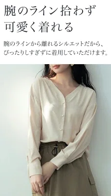 40代、パールボタンのシフォンブラウス