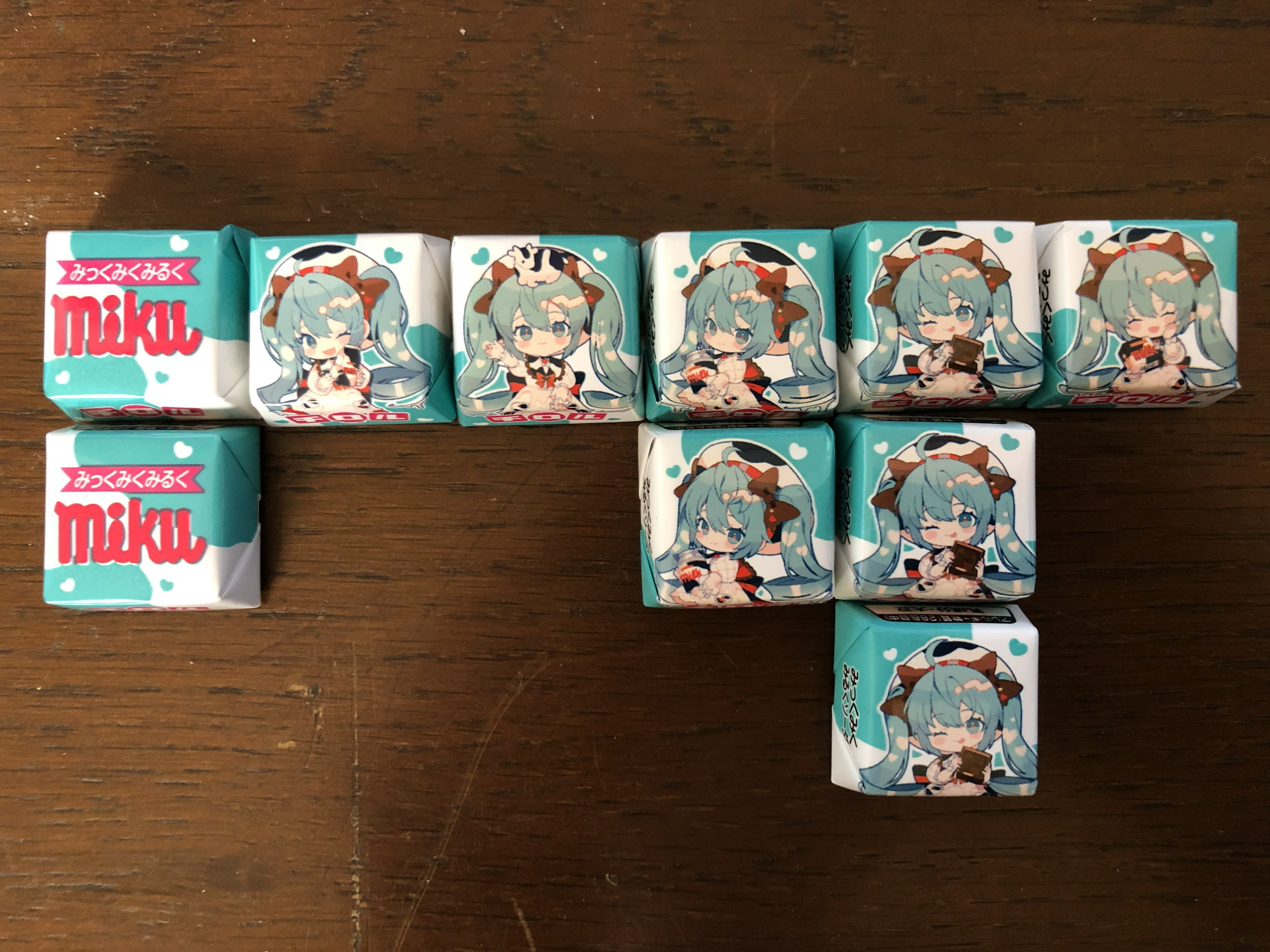 チロルチョコBOX 初音ミクみっくみくみるくソーダ｜萩原朋海