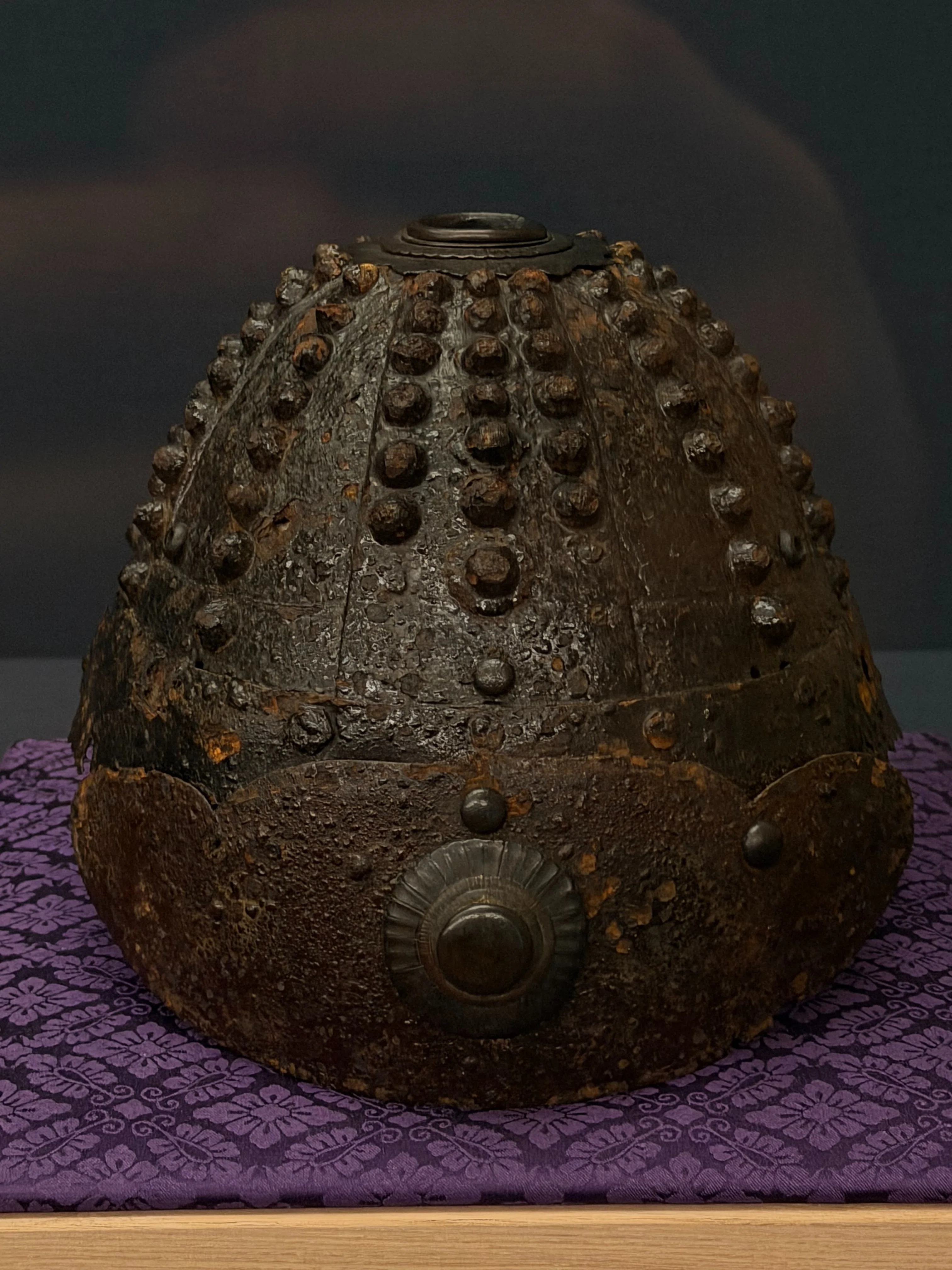 珍品！昔の兜鉢 現存最古級の星兜鉢｜刀箱師の日本刀ブログ 中村圭佑