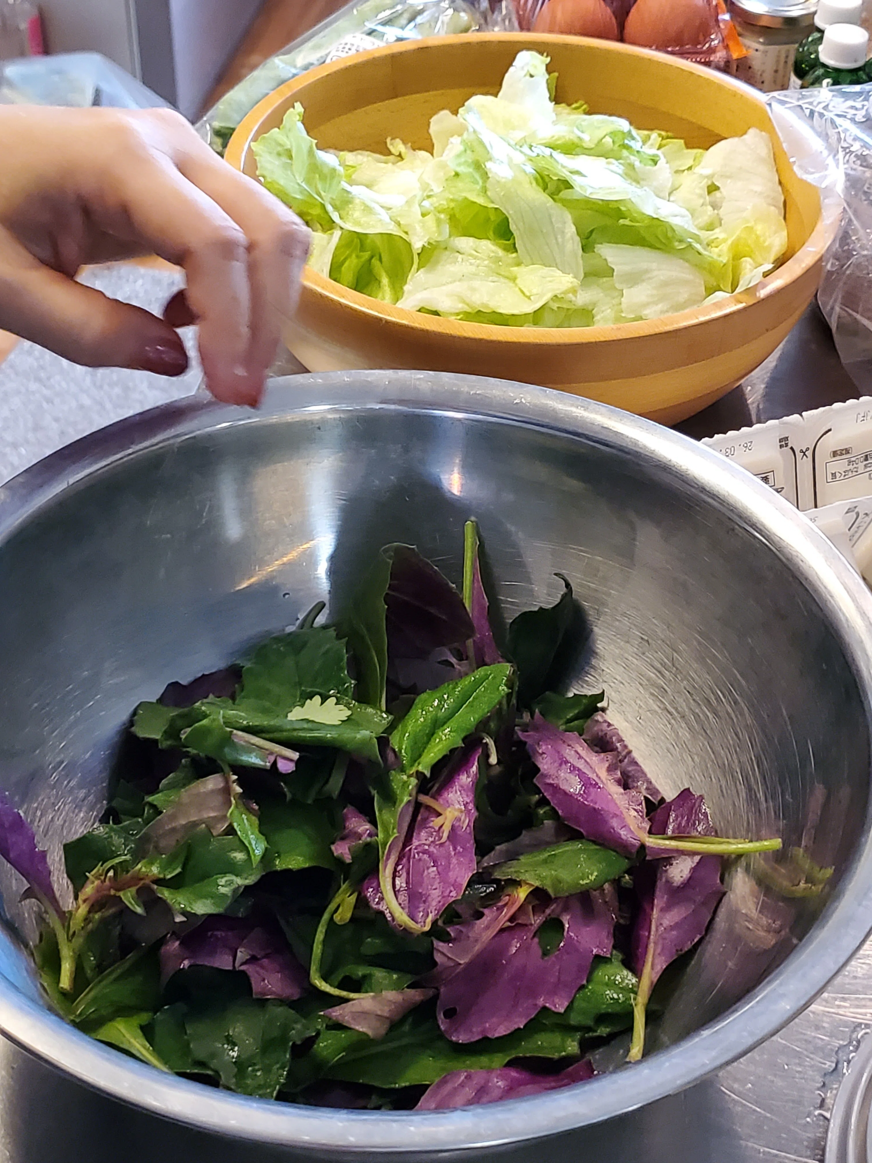 ダークパープル フリルエッジ サラダボウル 島の季節の食卓｜【彩り野菜】旬のハンダマで作るサラダと赤キャベツの