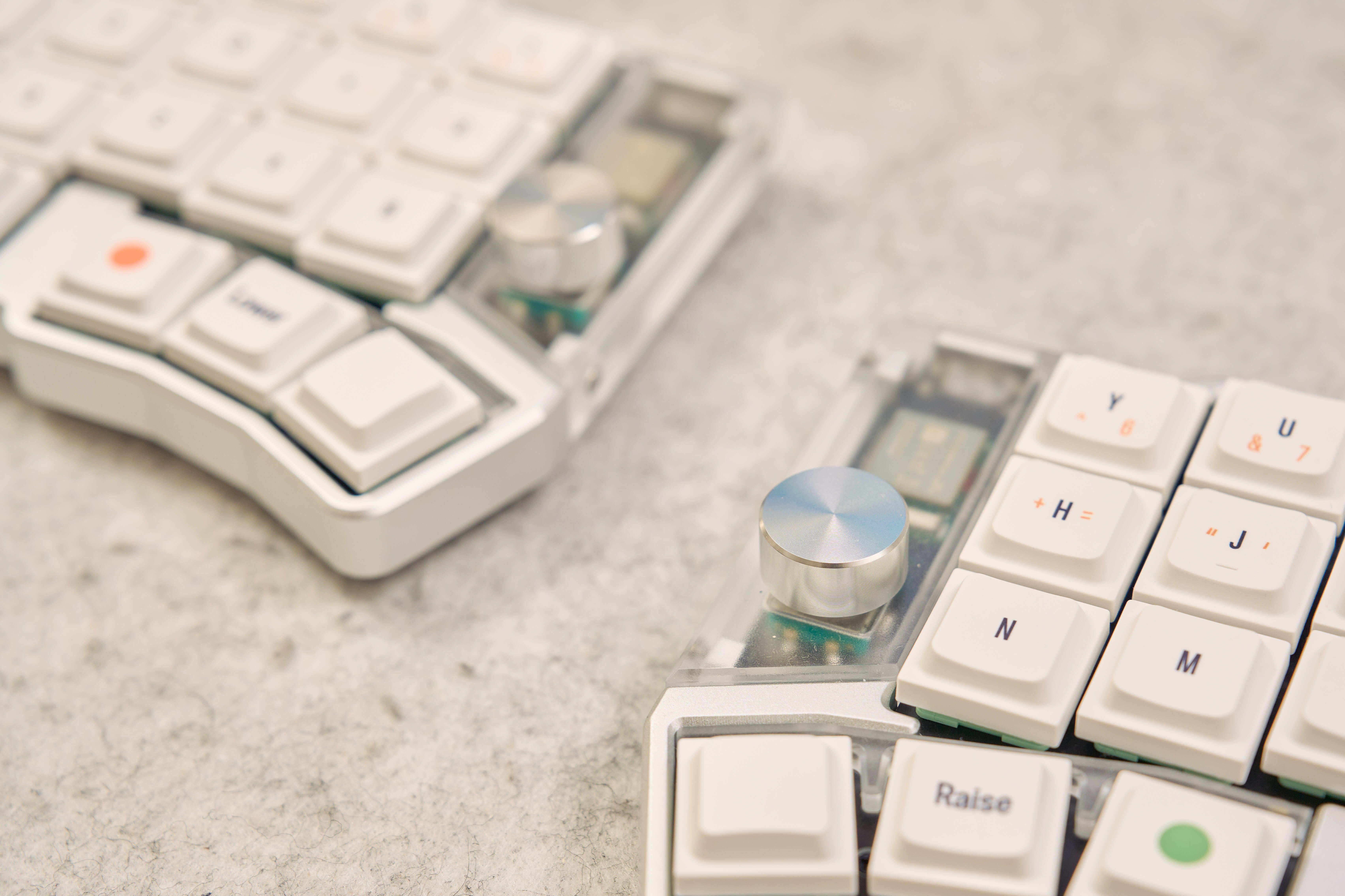Cornix LP レビュー | アルミ削り出し×完全ワイヤレスの分割キーボード