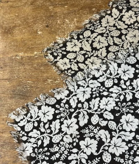 オールドマンズテーラー　ガーゼショール　ワイルドベリー　白 R&D.M.Co-】 WILD BERRY GAUZE SHAWL | LEE