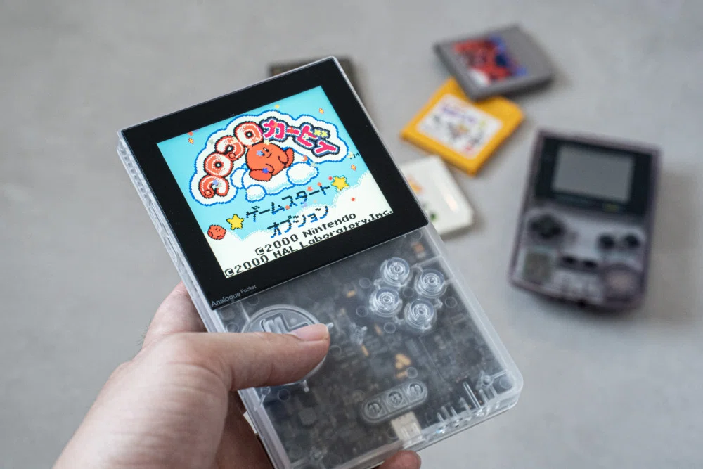 アナログポケット本体 ミニマルなゲームボーイ互換機『Analogue Pocket』でレトロゲームに