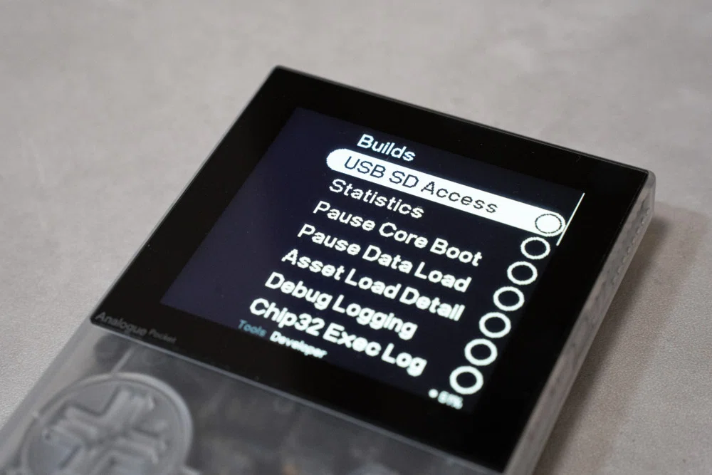アナログポケット本体 ミニマルなゲームボーイ互換機『Analogue Pocket』でレトロゲームに