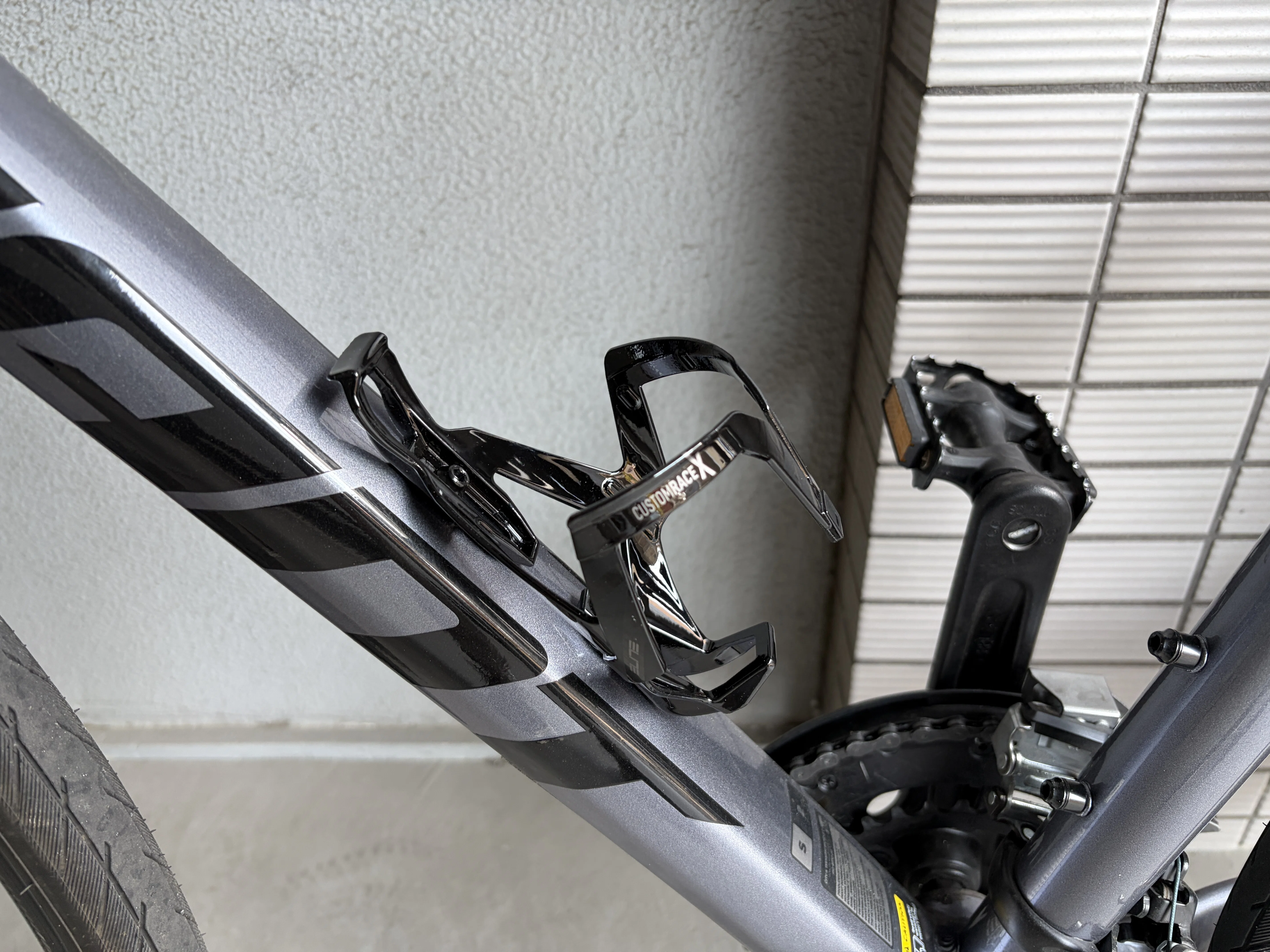 クロスバイク用にエリートのボトルとボトルケージを購入｜ラスク