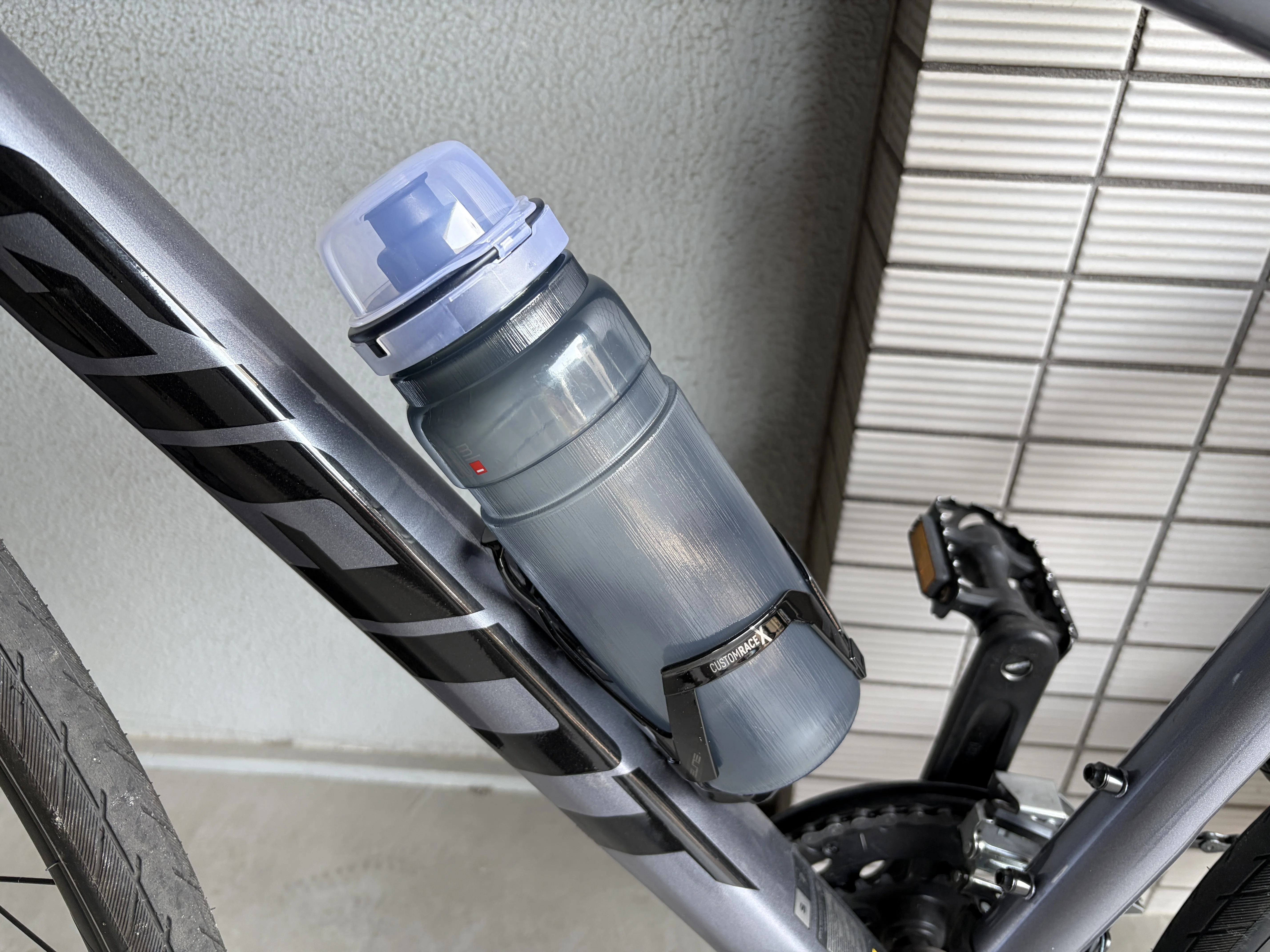 クロスバイク用にエリートのボトルとボトルケージを購入｜ラスク