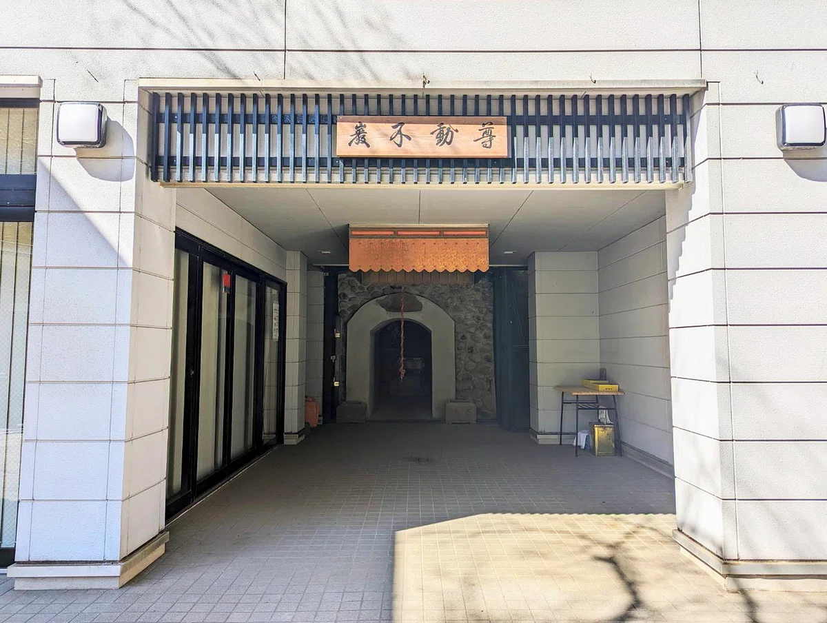 片瀬の住宅街にある知られざる岩屋。その暗闇で見たものとは『岩屋