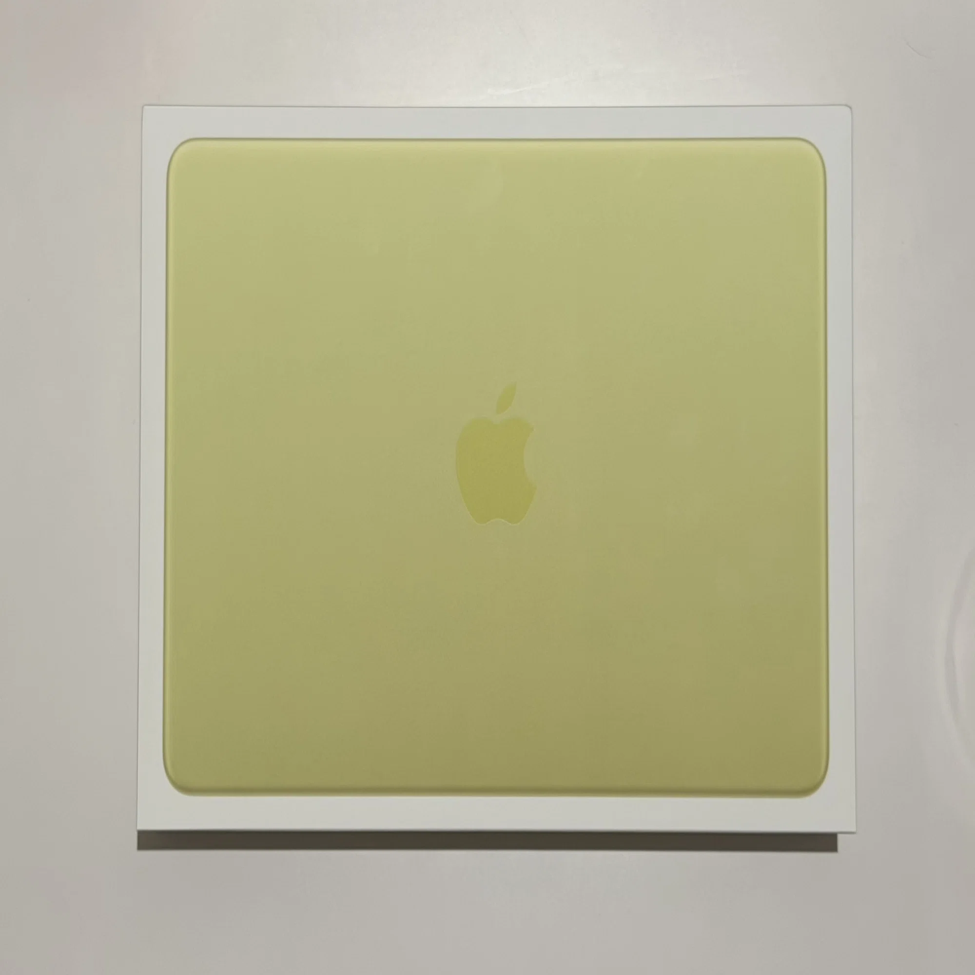 MacBook Neo を店舗購入・開封してみました。 ファースト 
