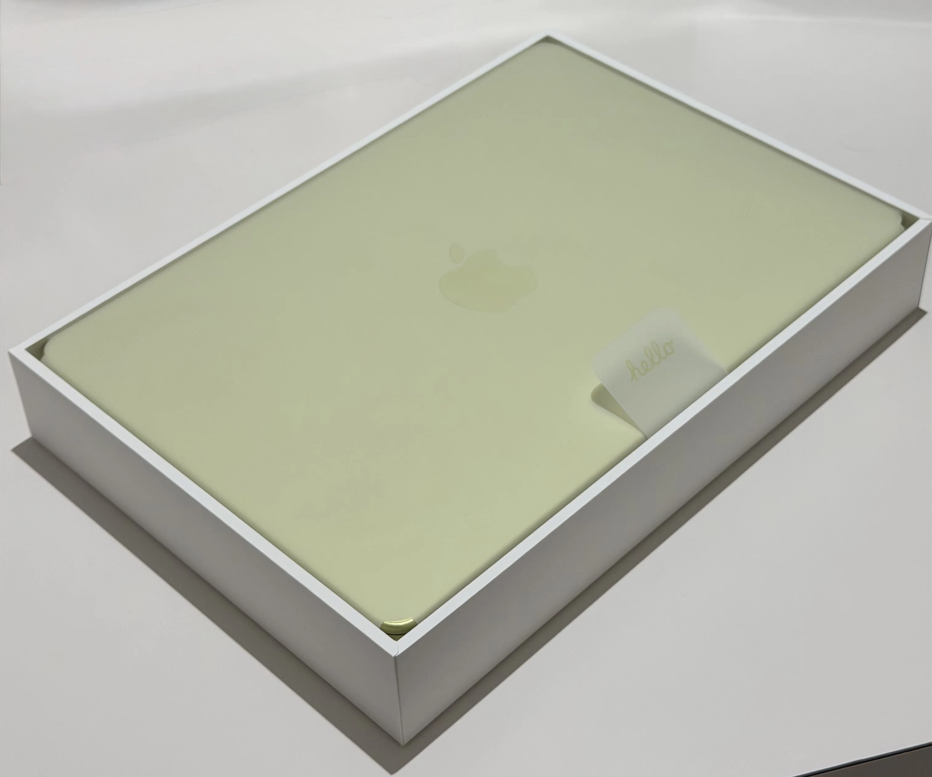 MacBook Neo を店舗購入・開封してみました。 ファースト