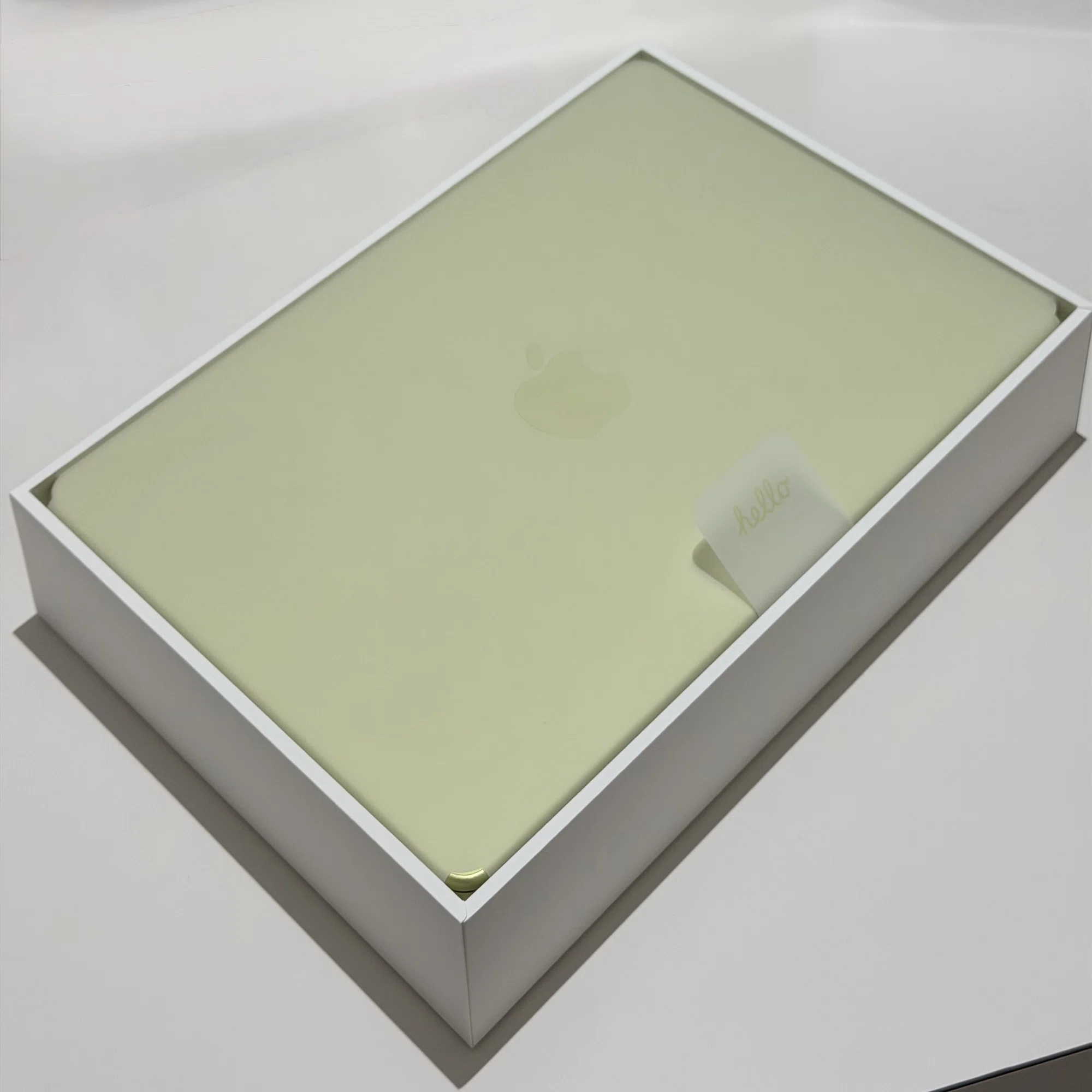 MacBook Neo を店舗購入・開封してみました。 ファースト 