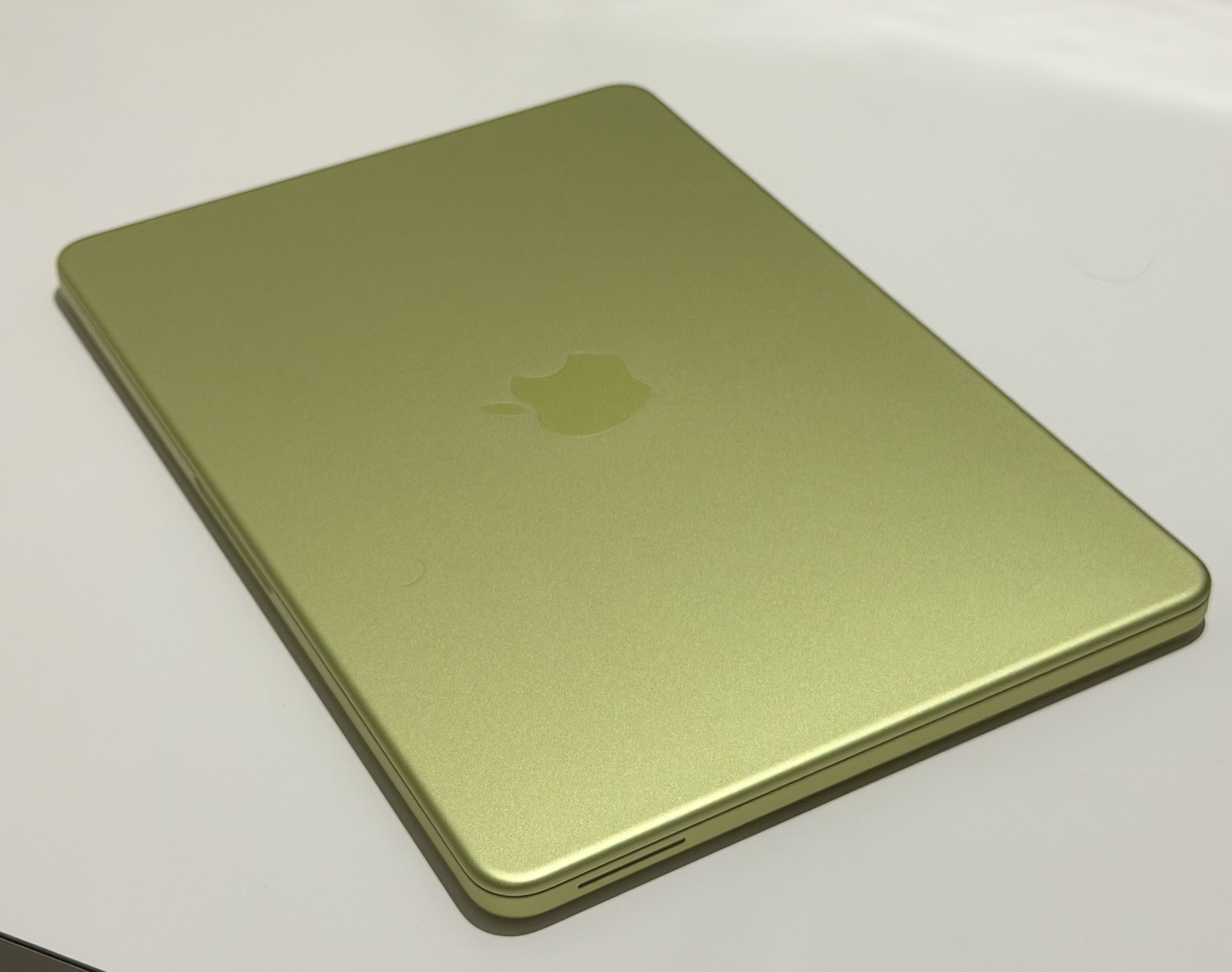 MacBook Neo を店舗購入・開封してみました。 ファースト