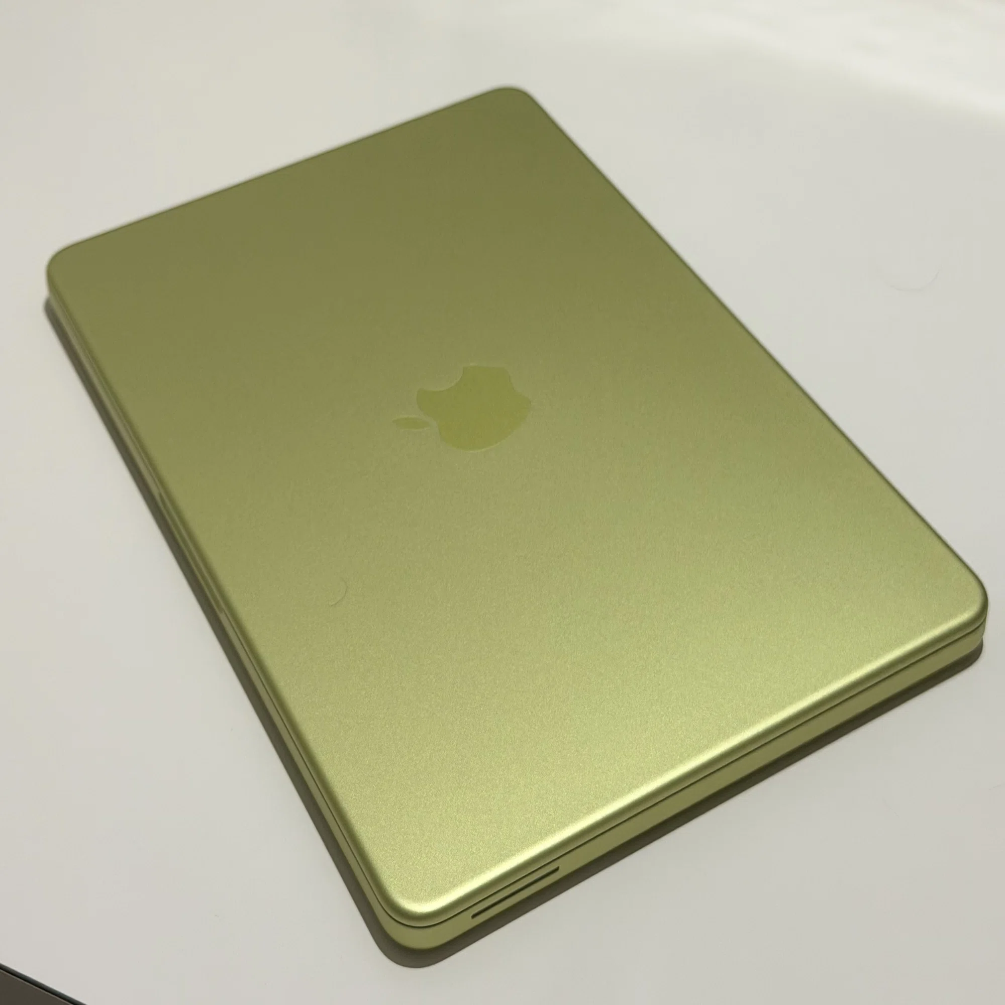 MacBook Neo を店舗購入・開封してみました。 ファースト 