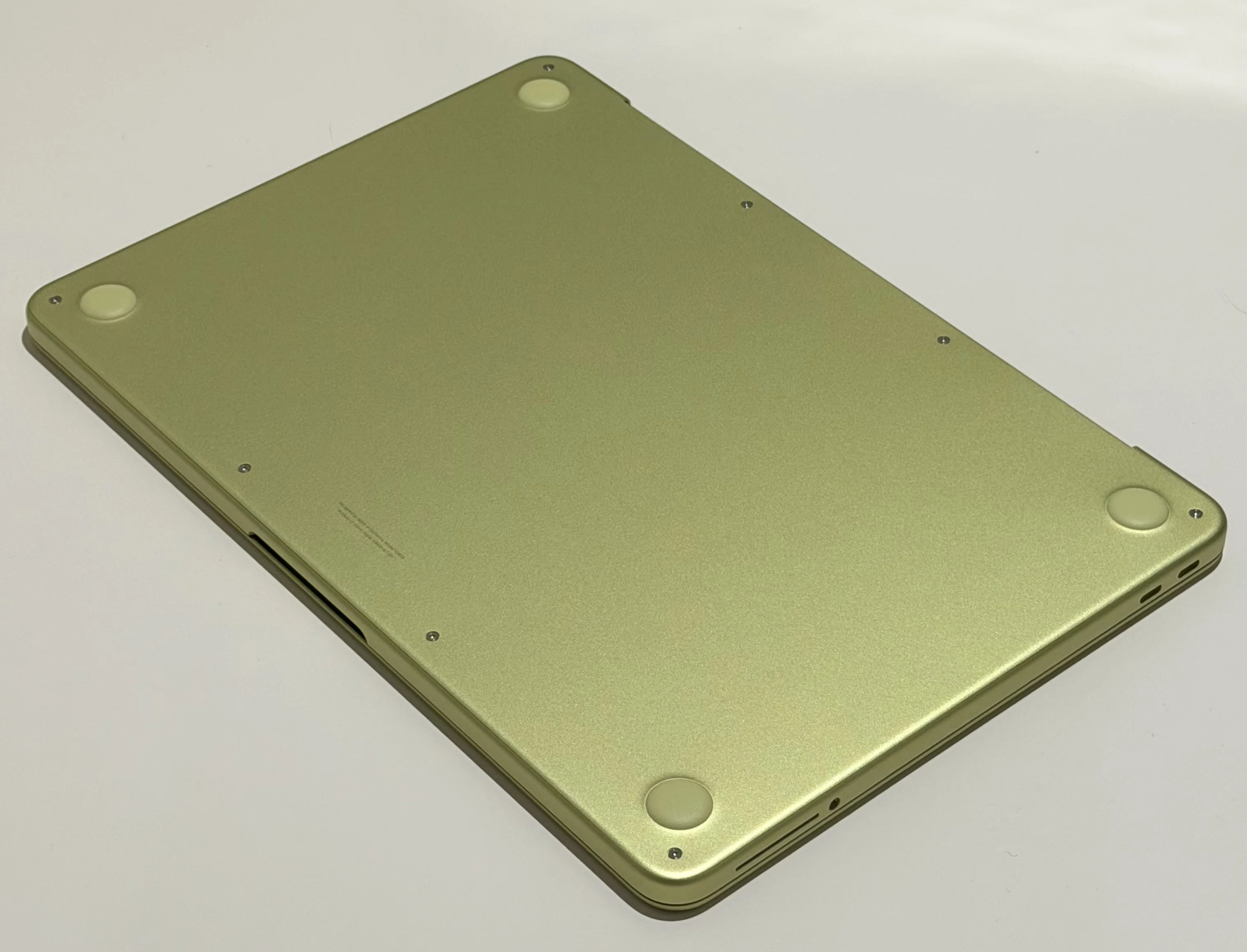 MacBook Neo を店舗購入・開封してみました。 ファースト
