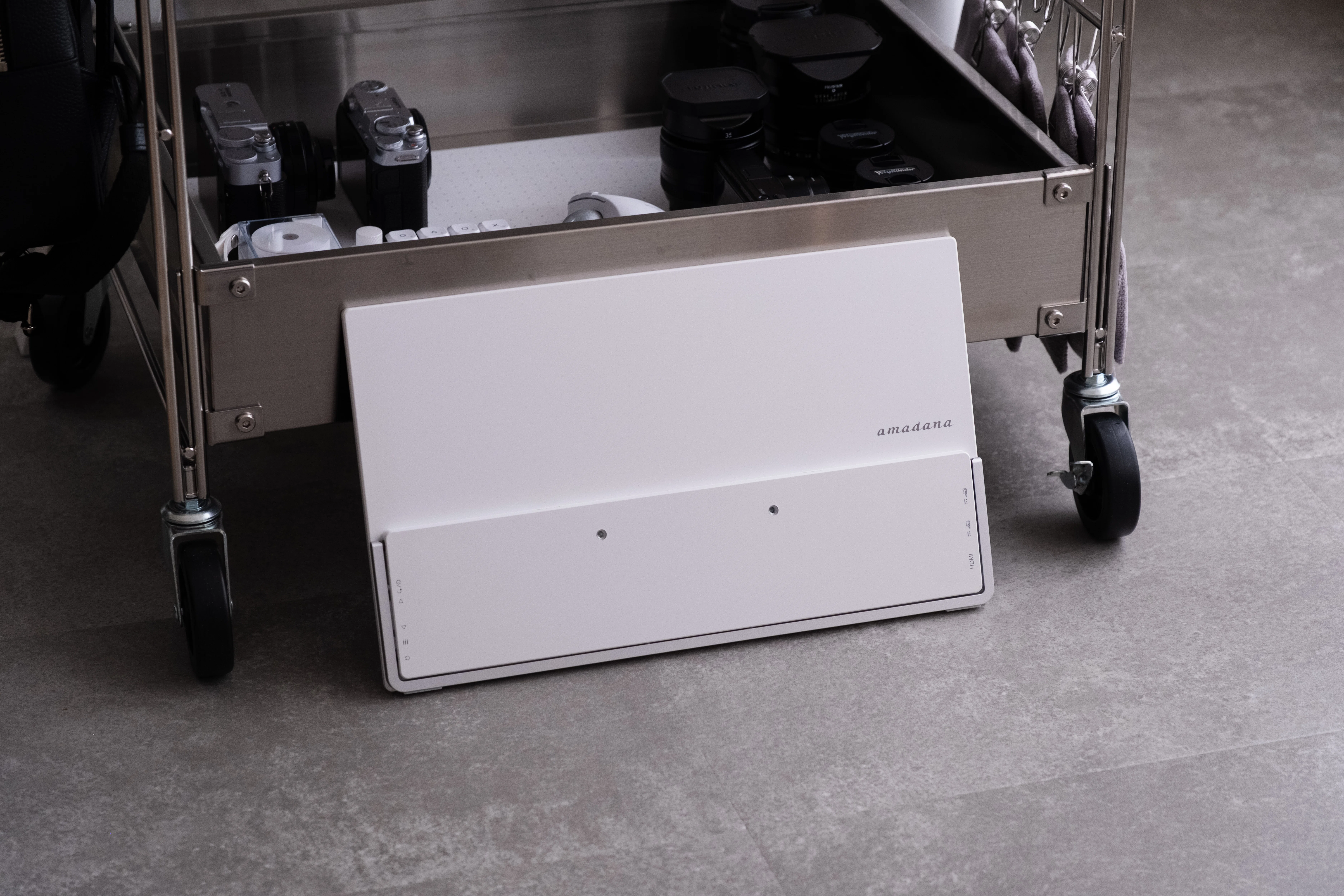 見た目の美しさで選んだモバイルモニター | amadana DP10 【レビュー
