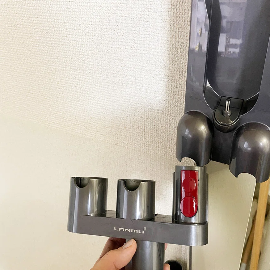 ダイソン掃除機のツール収納はどうする？まとめグッズでスッキリ解決｜43m2