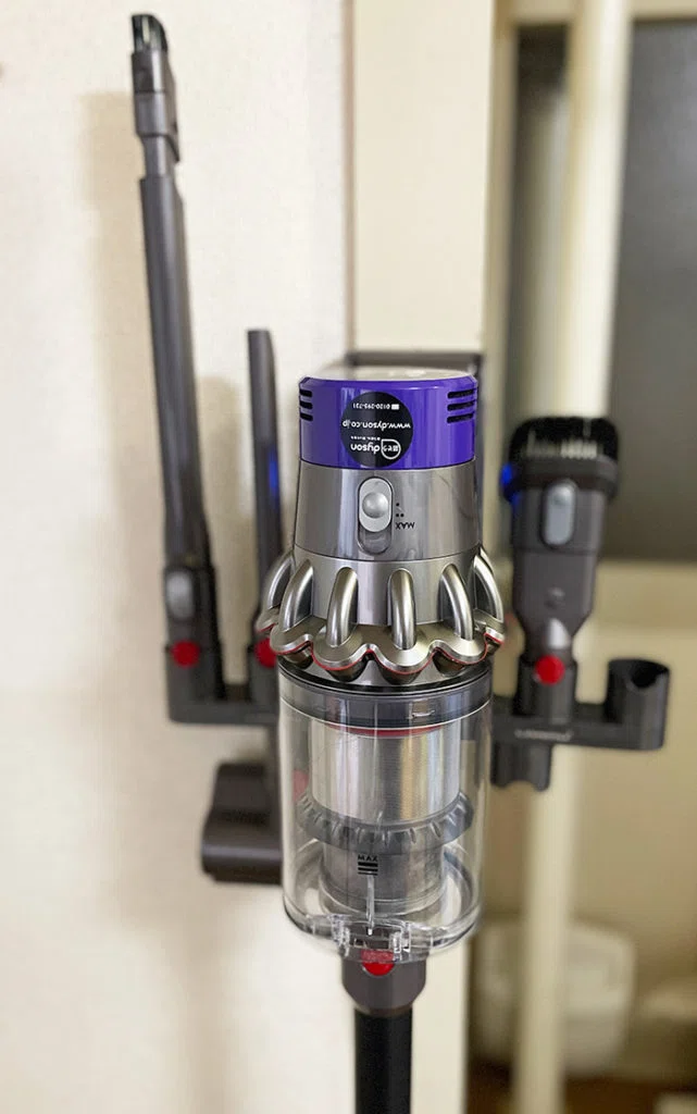ダイソン掃除機のツール収納はどうする？まとめグッズでスッキリ解決｜43m2