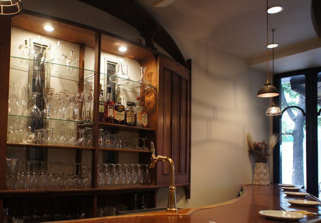 曲線を描くカウンター席