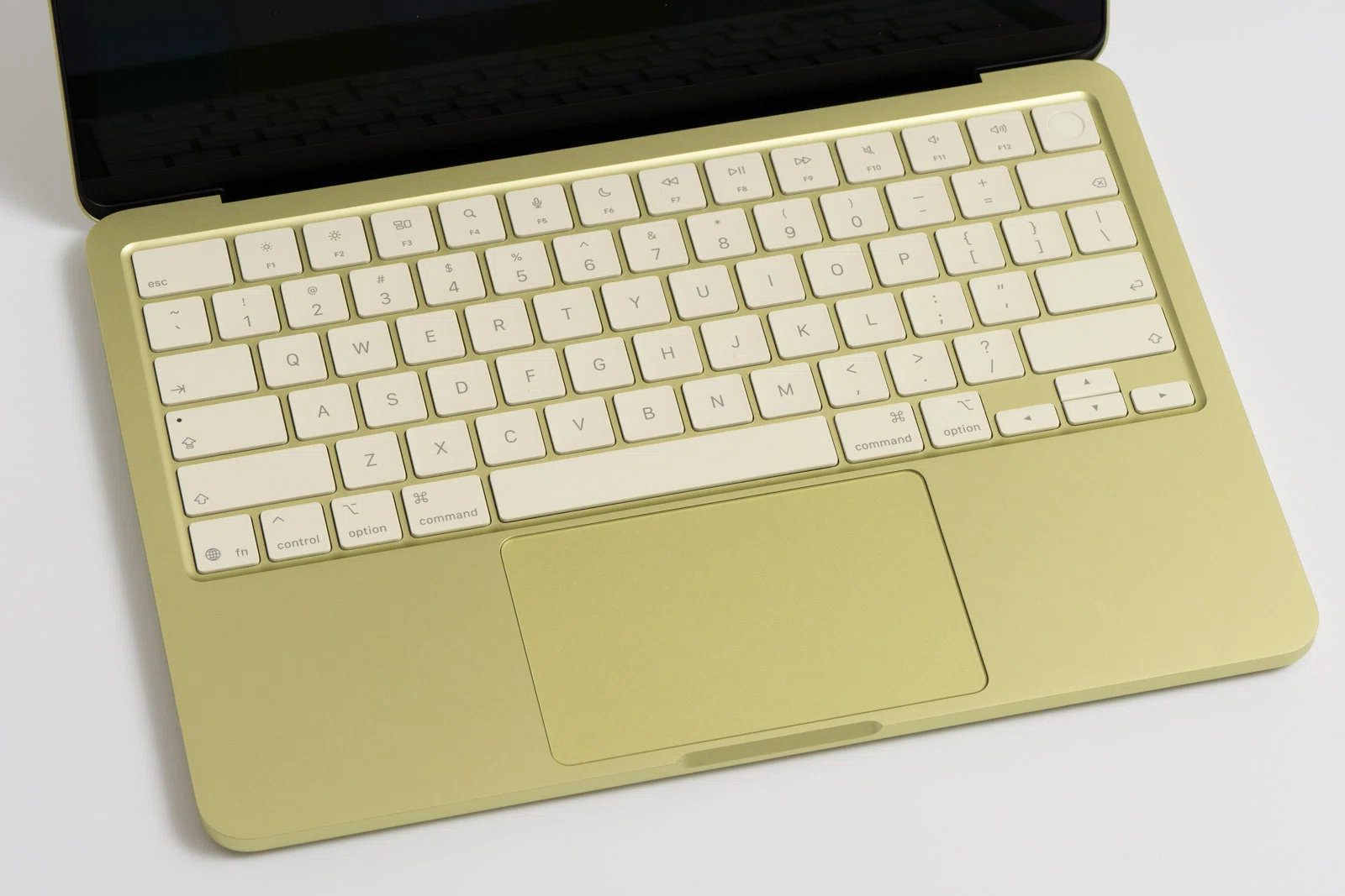 MacBook Neoをレビュー！サブ機のつもりが「しっかりMacBook」だった