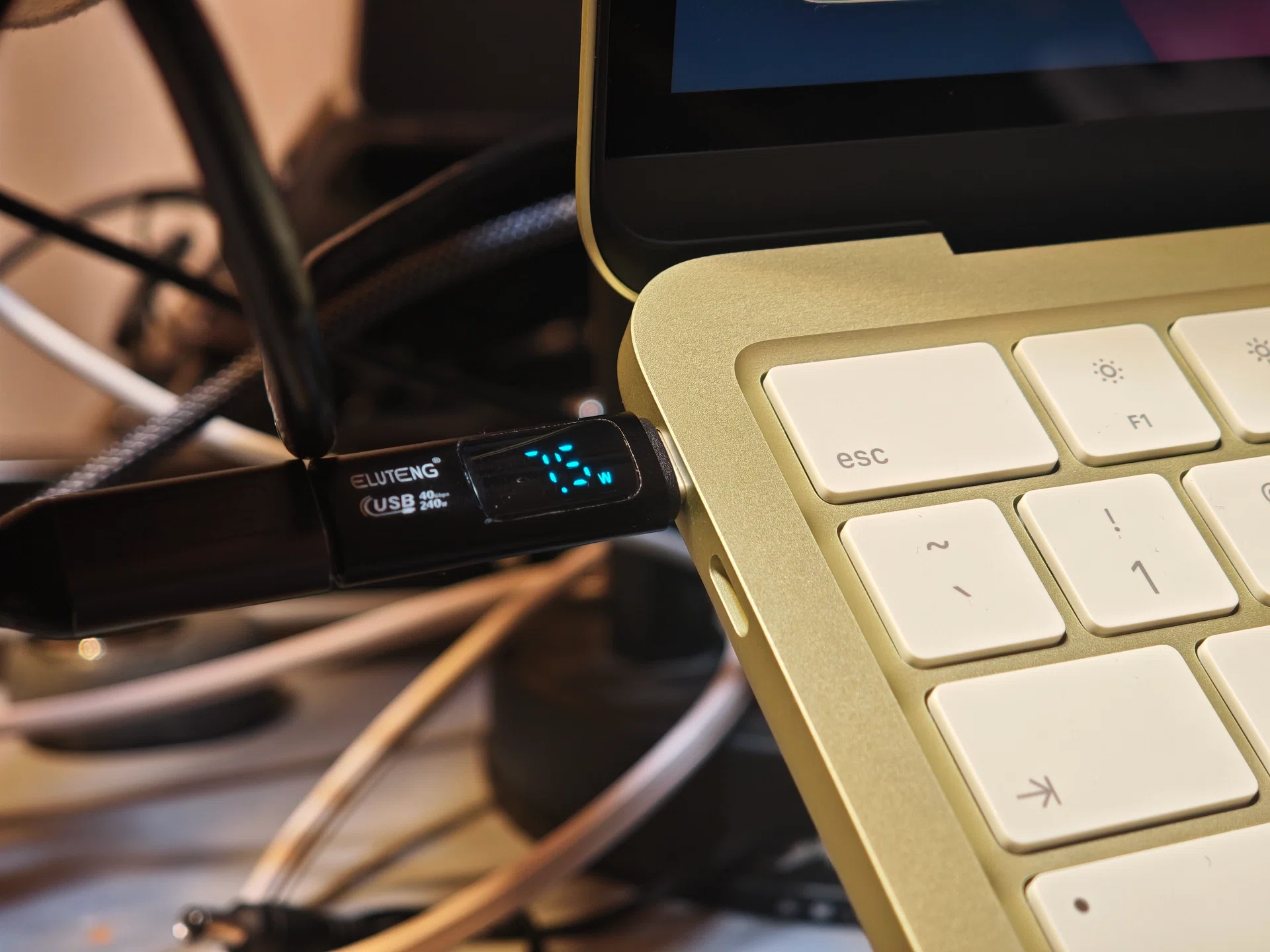 MacBook Neoの消費電力実機検証。【動画視聴からCPUフル稼働まで