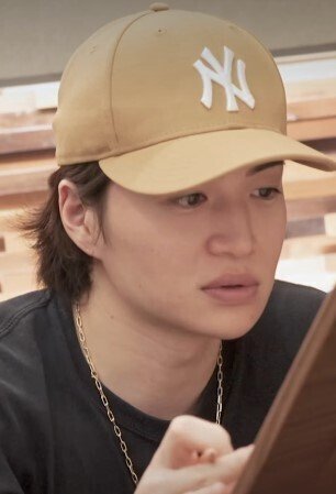 菊池風磨愛用ニューエラMLBキャップの魅力と最新評判｜有名人アイテム紹介