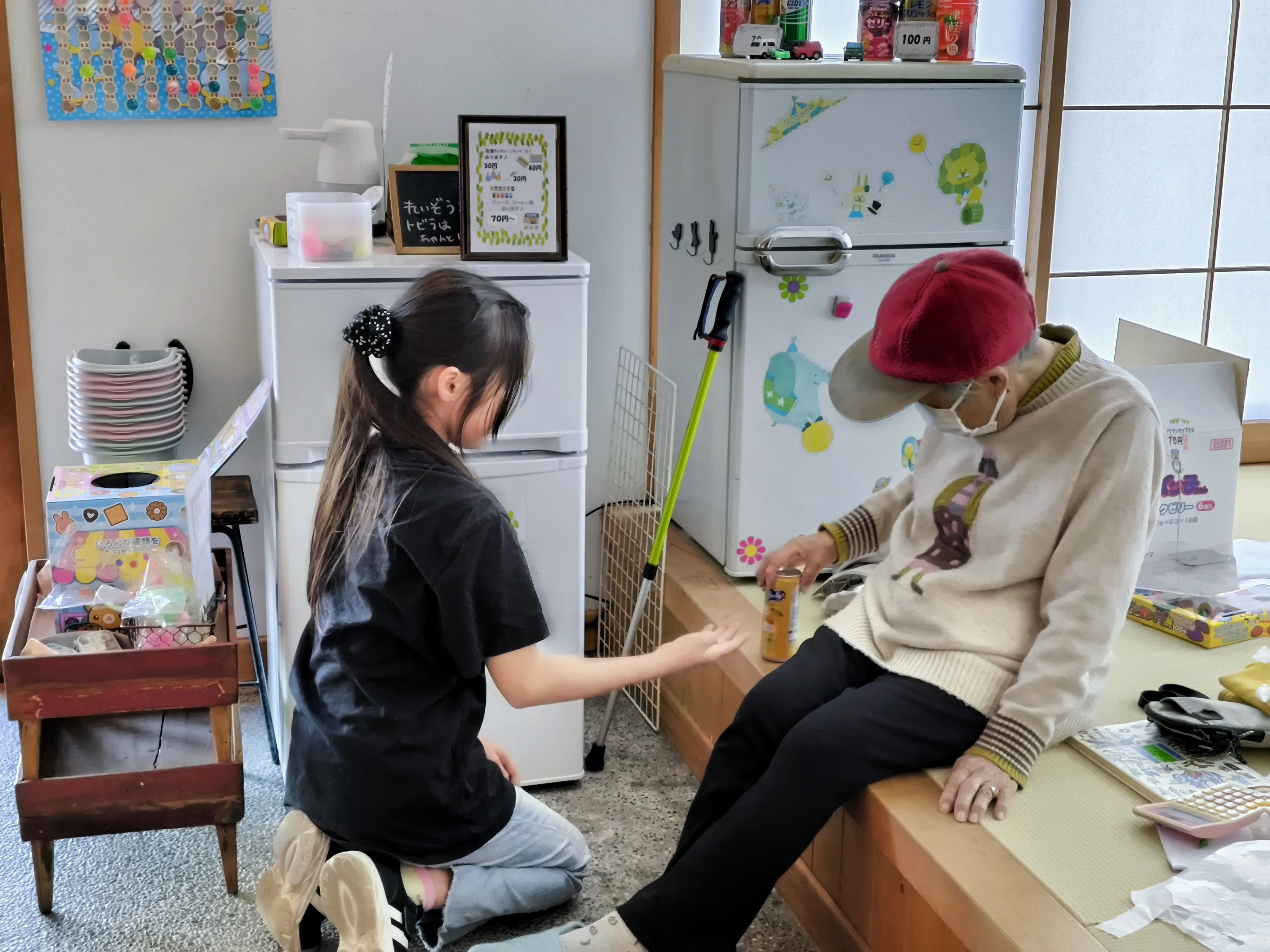 駄菓子屋の店番(^_-)-☆｜銀木犀＜西新井大師＞