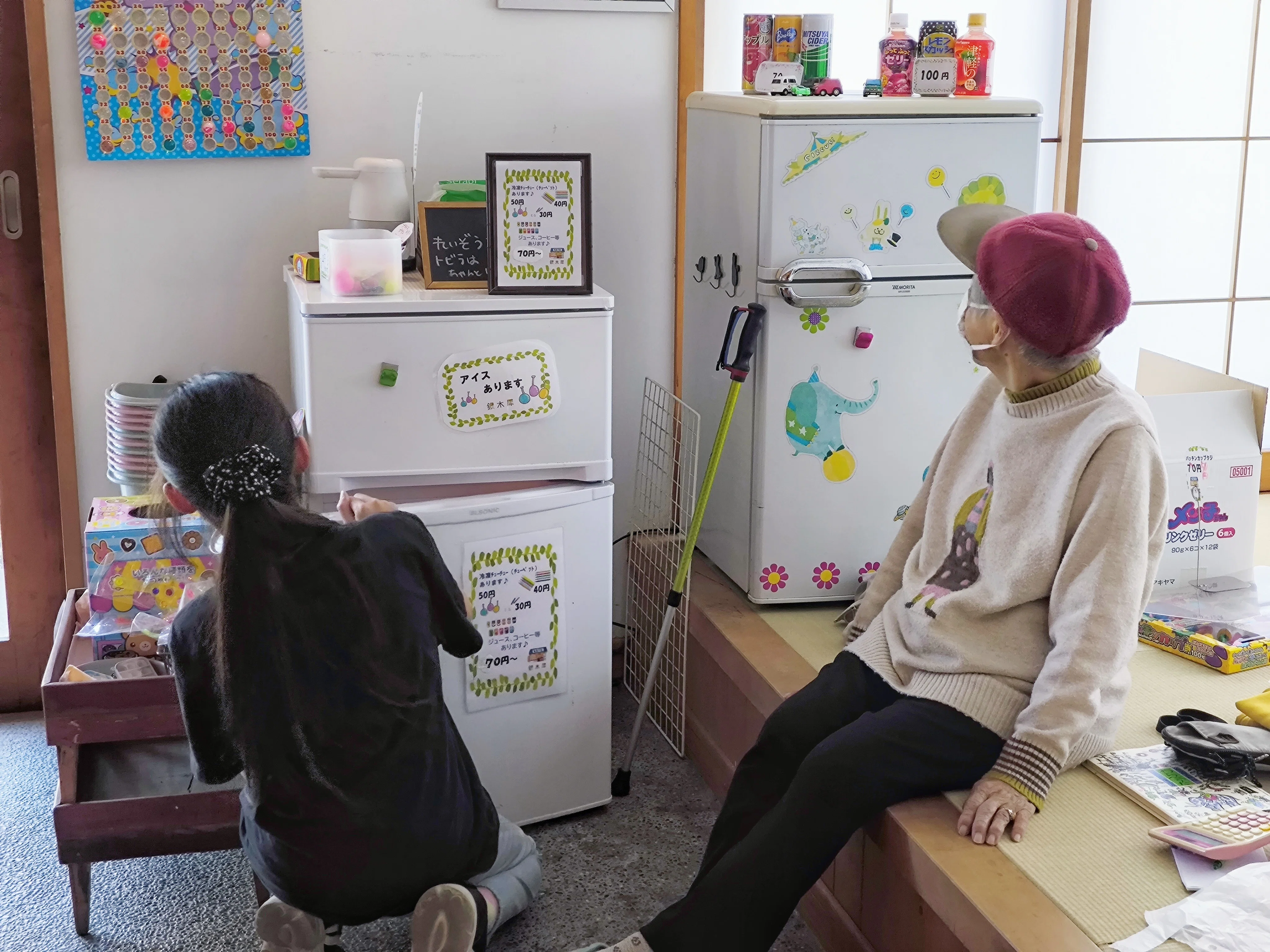 駄菓子屋の店番(^_-)-☆｜銀木犀＜西新井大師＞