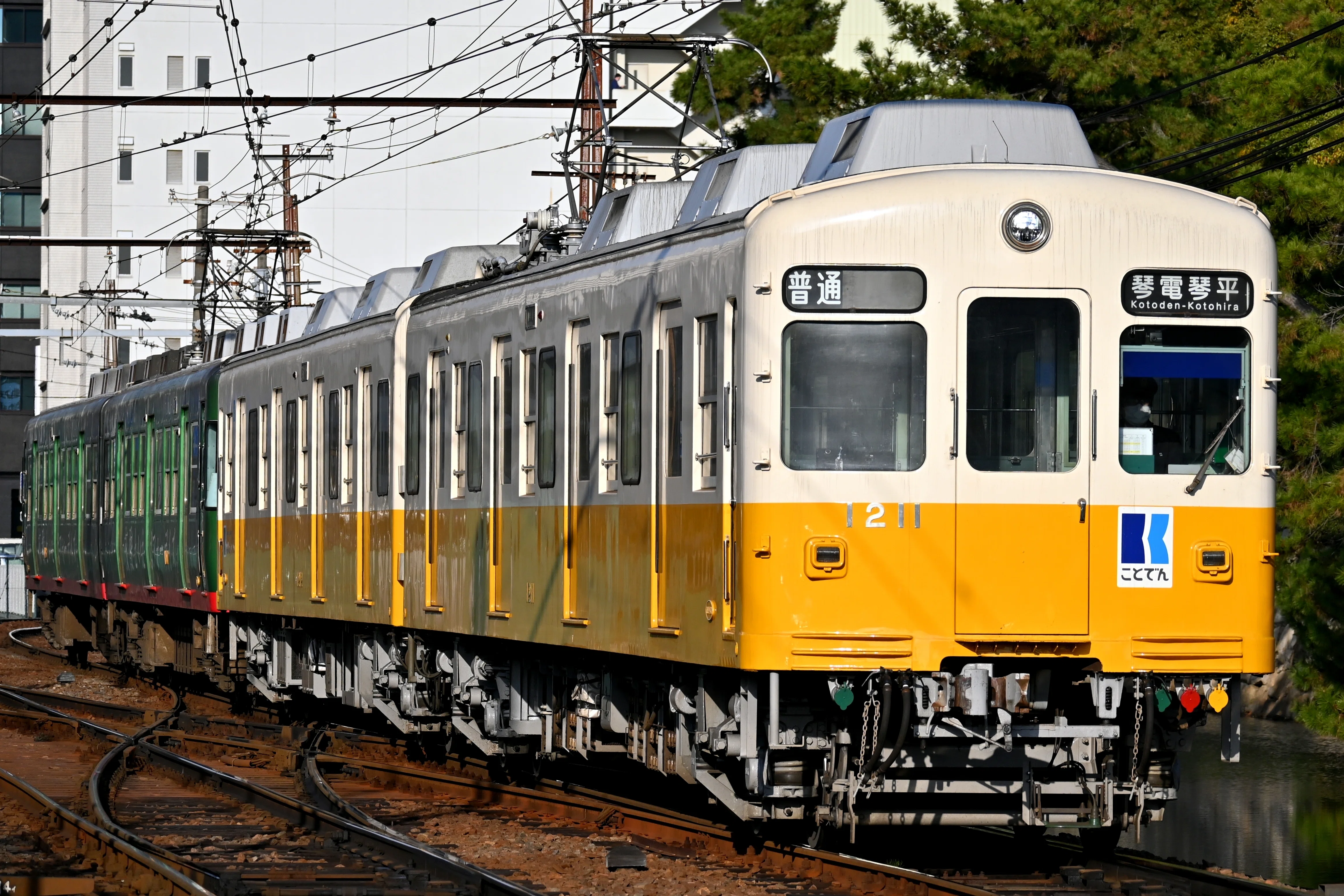 ことでん ファンタンゴレッド・旧型車代走4連運用を撮る！｜隣の芝生は