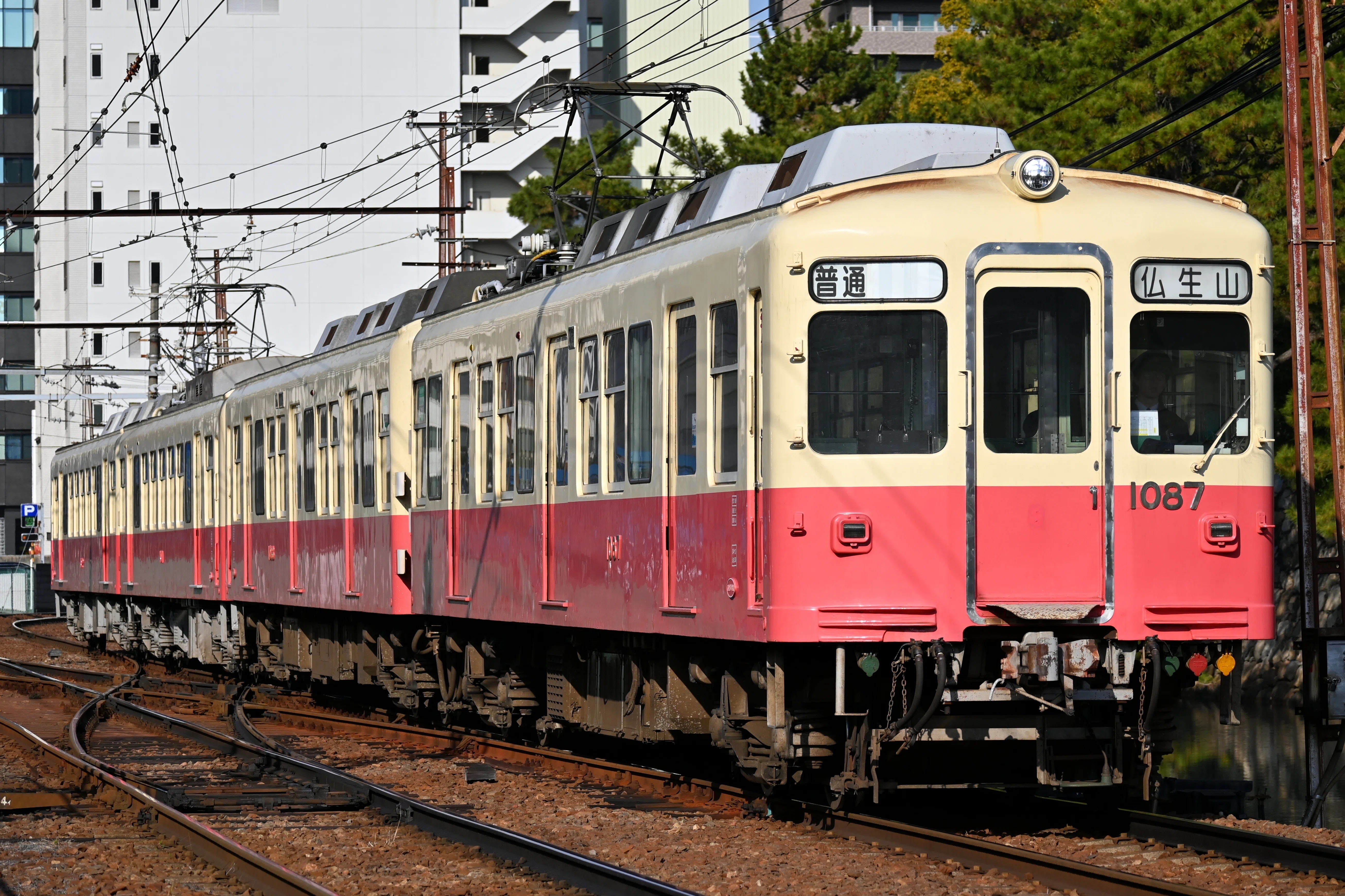 ことでん ファンタンゴレッド・旧型車代走4連運用を撮る！｜隣の芝生は