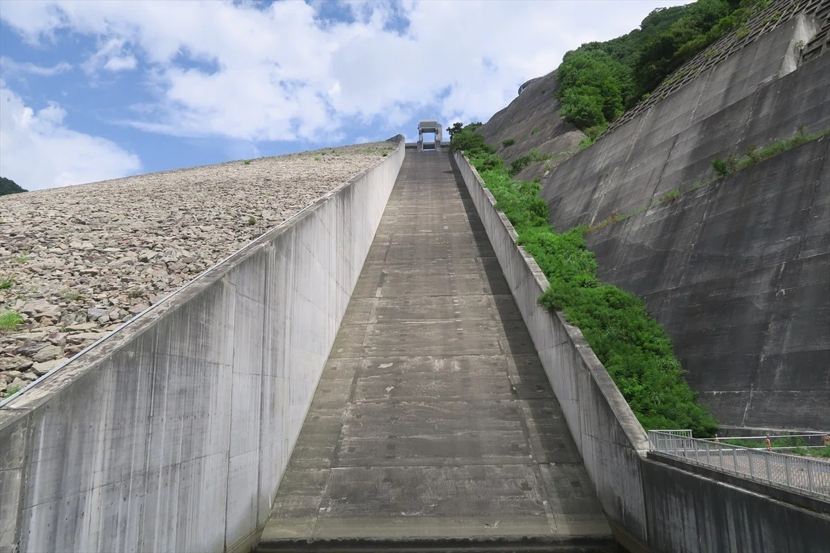 奈良俣ダム 洪水吐流路　巨大