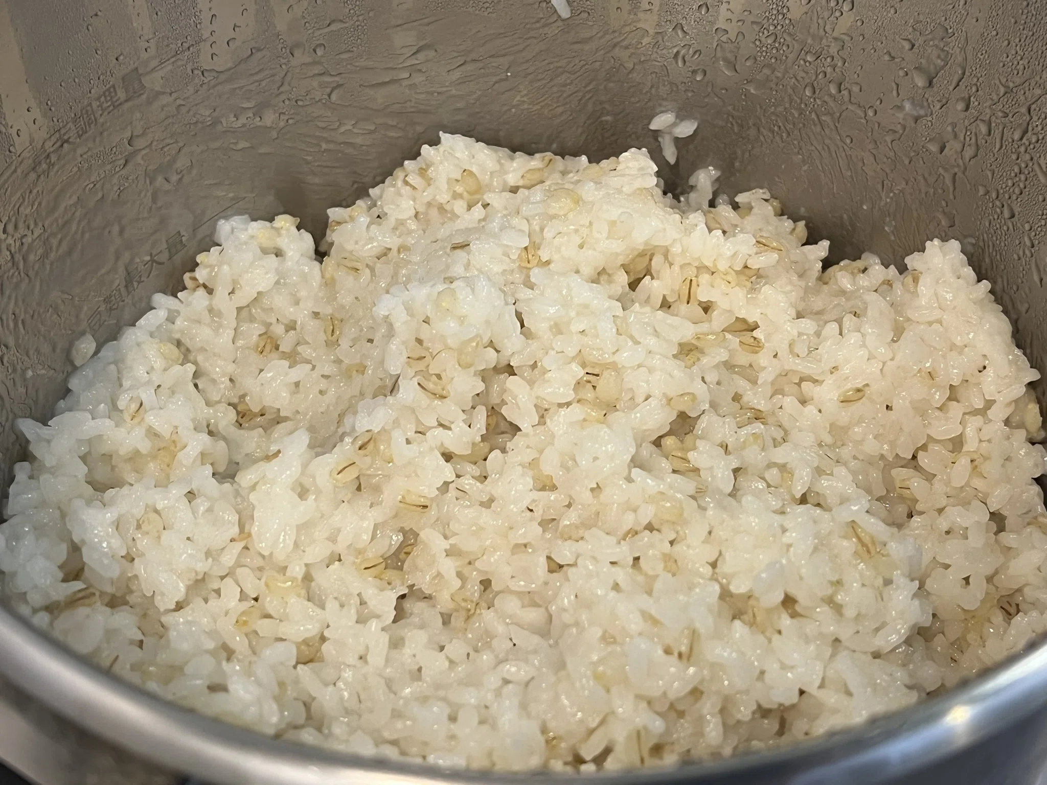 玄米を精米して、八分、七分、そして今日は六分付きにして炊いた