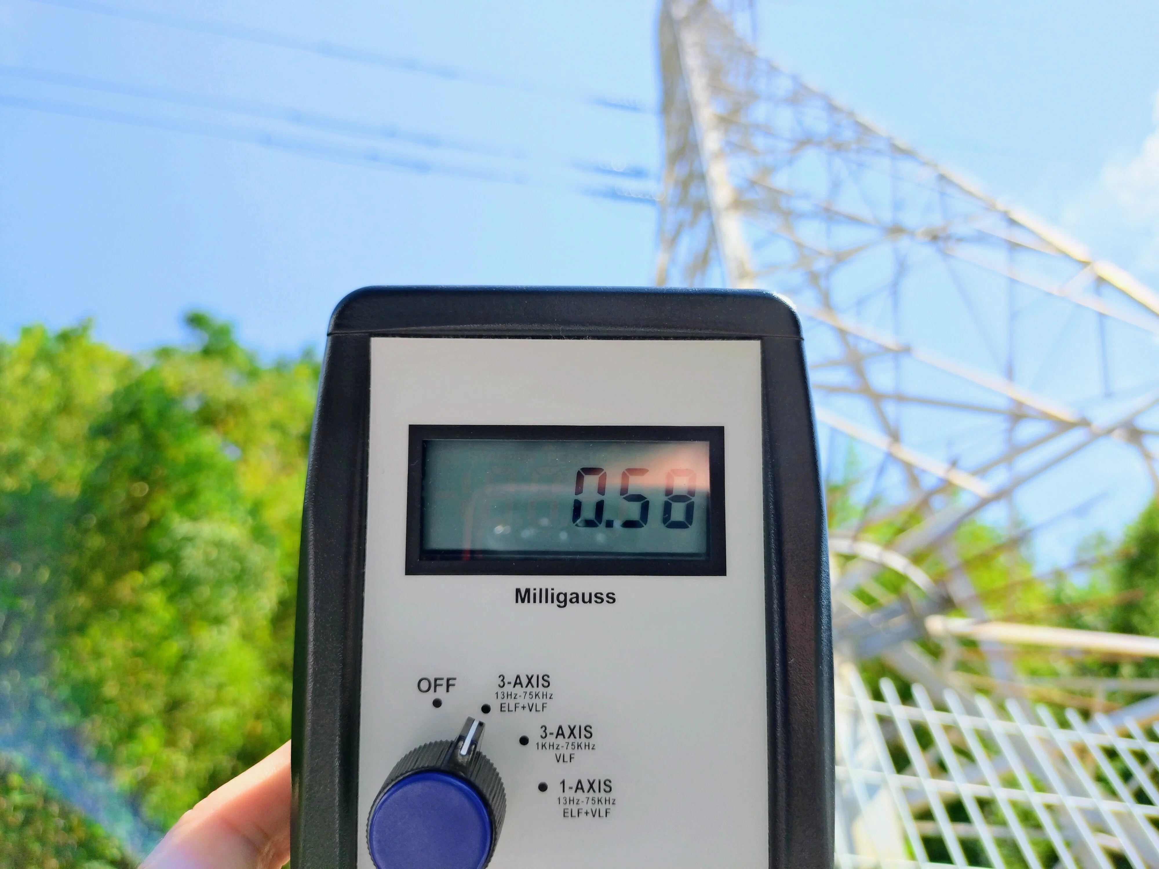 鉄塔の下＝危険？電磁波を実際に測定してみて分かった意外な事実｜角