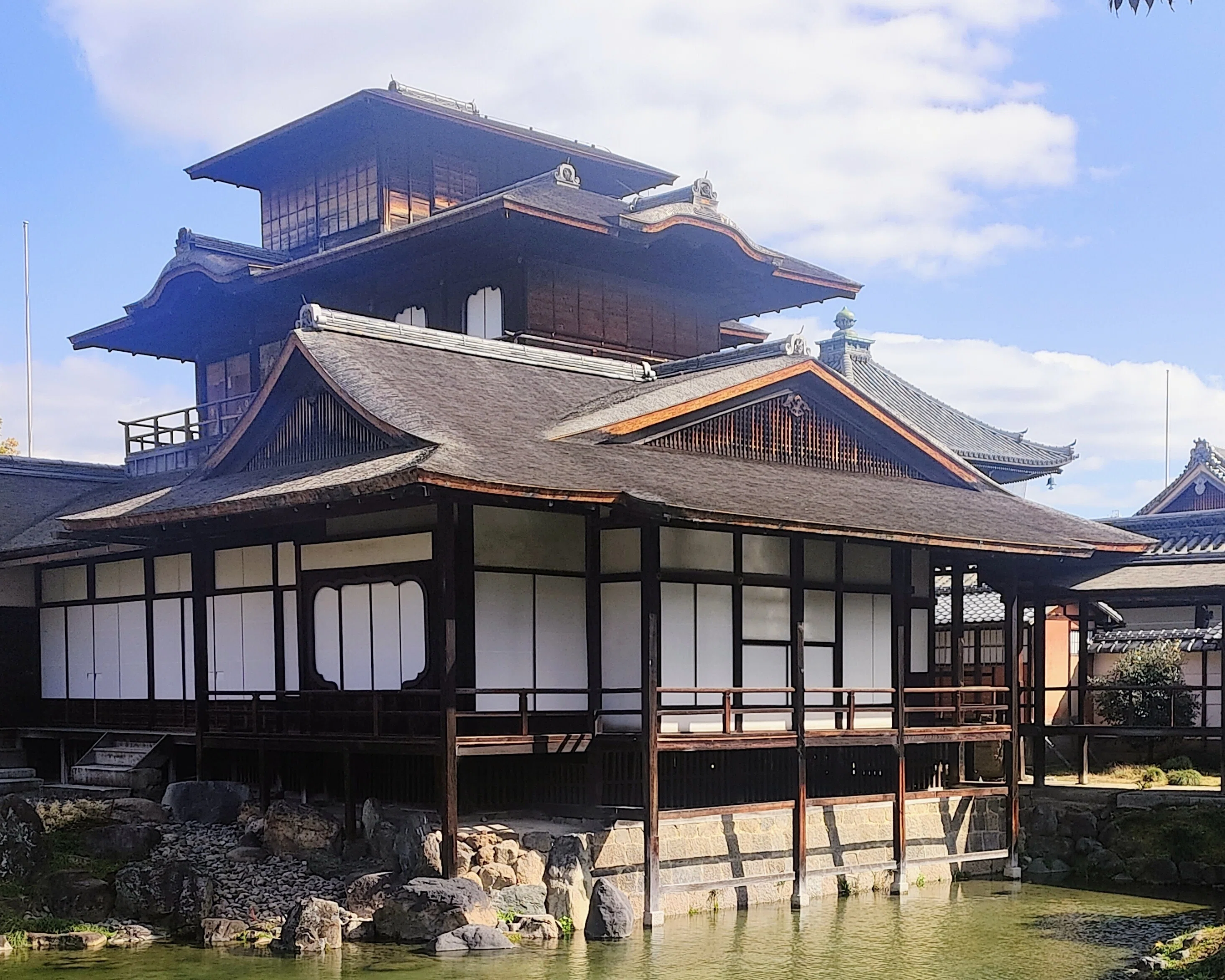 竜宮城は、池の向こうに実在した！？──西本願寺・飛雲閣で、400年前