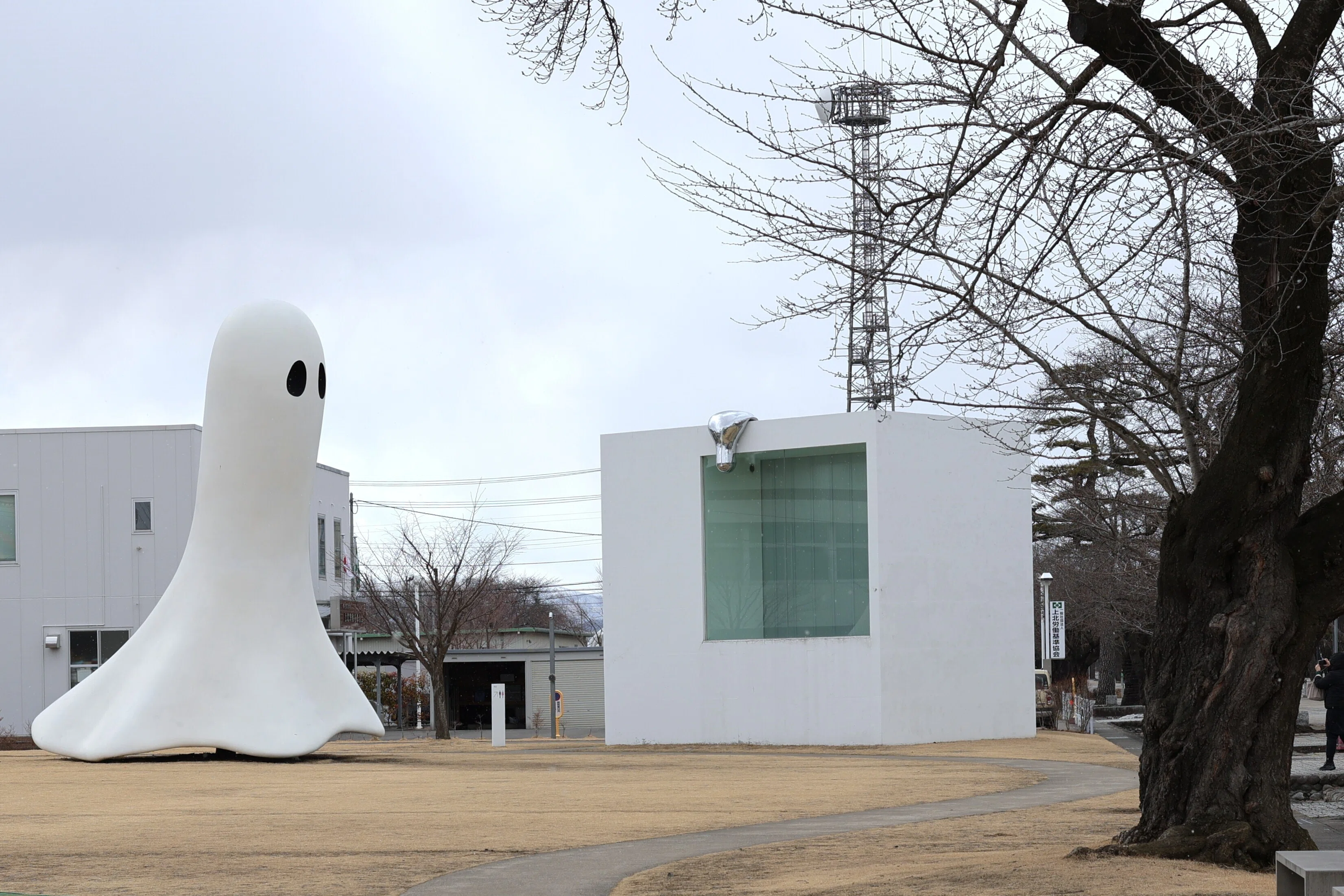 現代的な白いアートオブジェ 十和田市現代美術館01 アクセスと屋外展示｜Abbey -旅するように暮らす