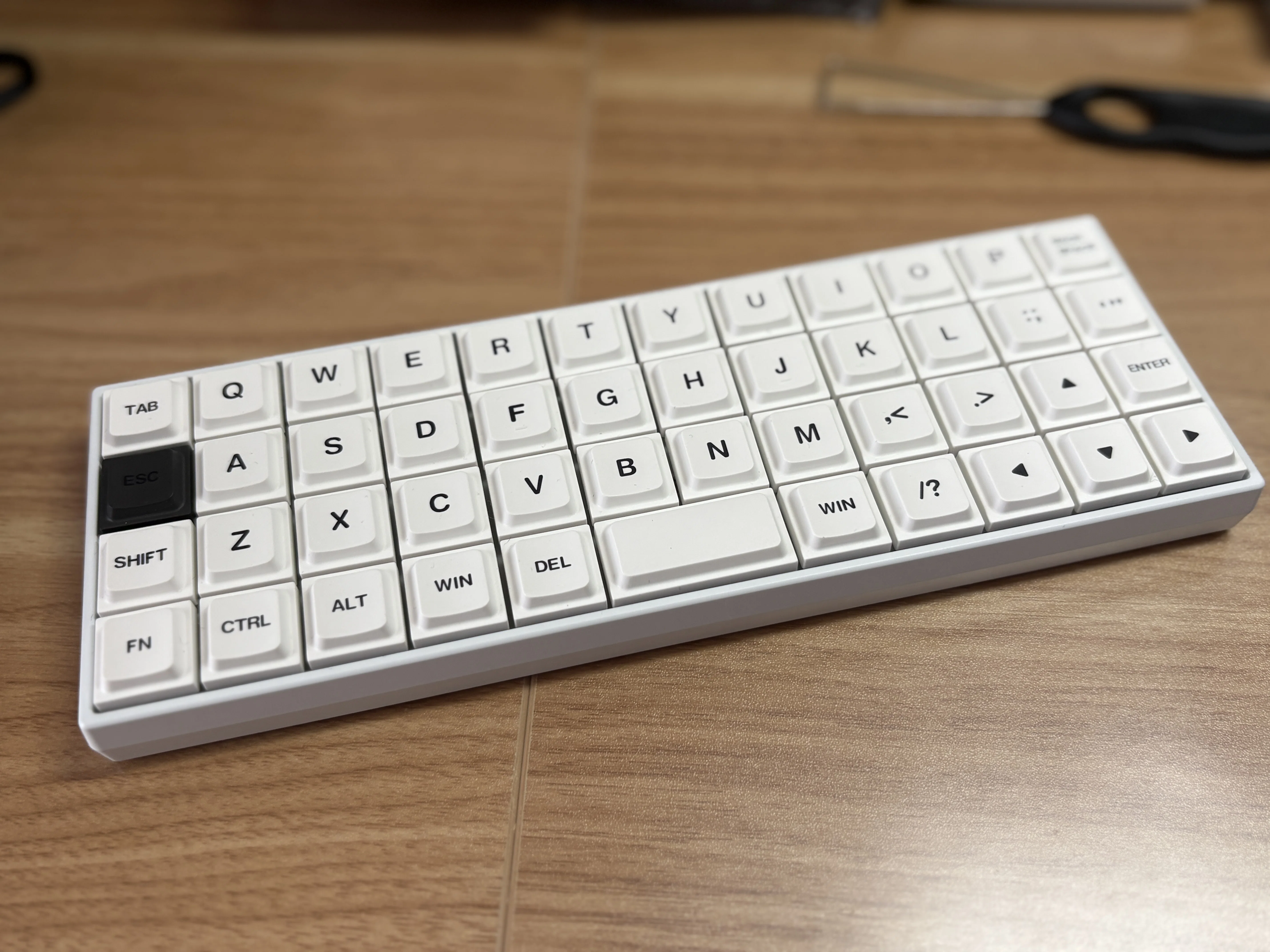 Geonix Rev.2ブラックにもLAKキーキャップを載せてみたら、白とはまた