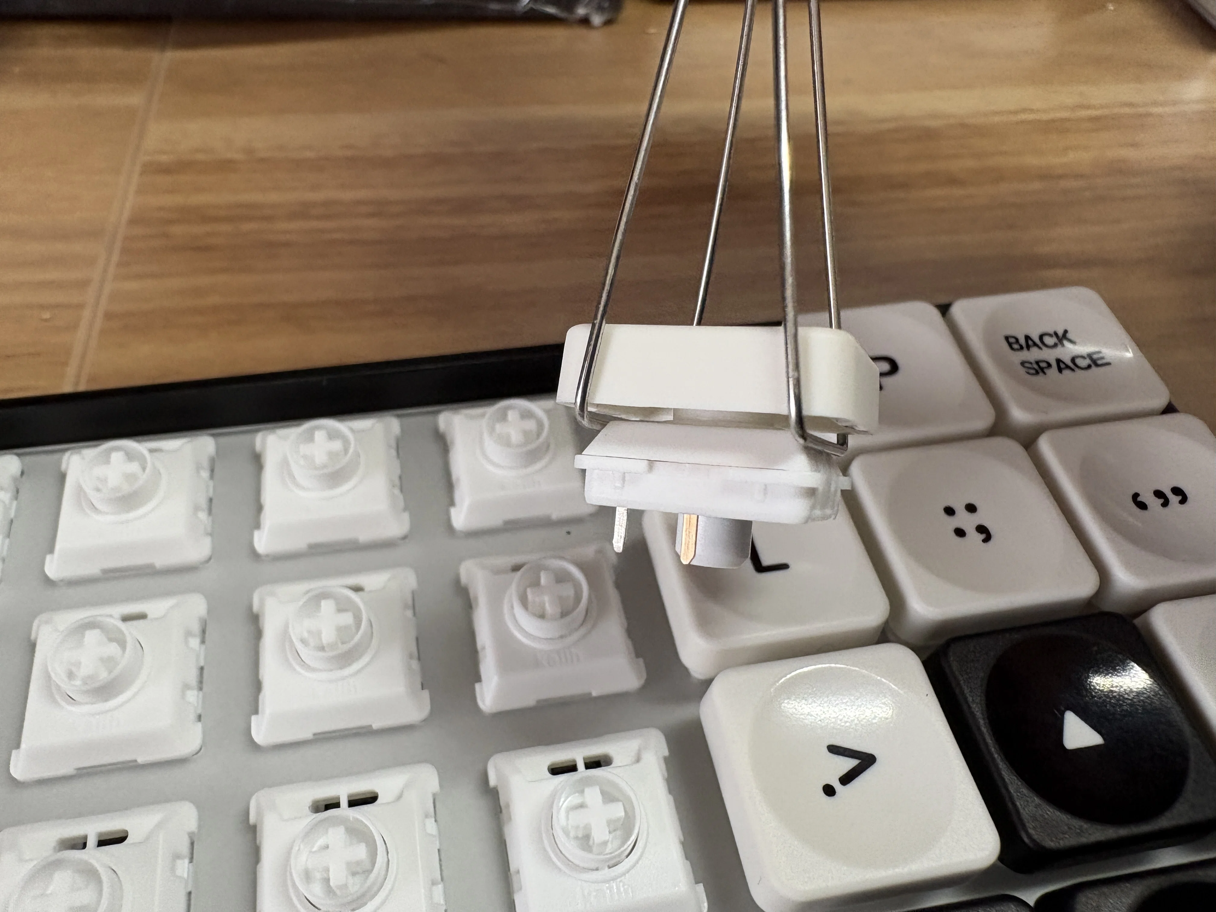 Geonix Rev.2ブラックにもLAKキーキャップを載せてみたら、白とはまた