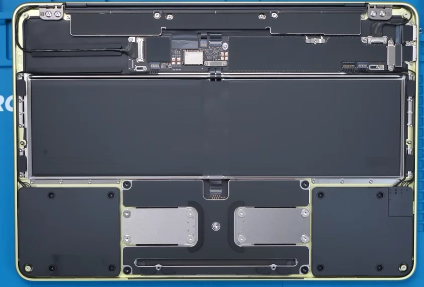 解体新書・後編】10万円切りの衝撃。MacBook Neoの内部構造から見る