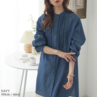 40代向け春服のインディゴデニムチュニック ピンタックレースブラウスの着用イメージ 紺