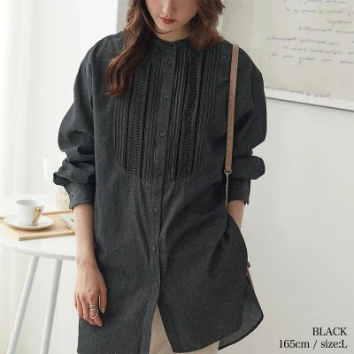 40代向け春服のインディゴデニムチュニック ピンタックレースブラウスの着用イメージ 黒