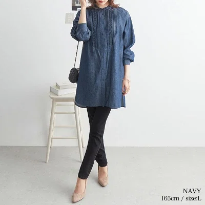 40代向け春服のインディゴデニムチュニック ピンタックレースブラウスの着用イメージ ネイビー