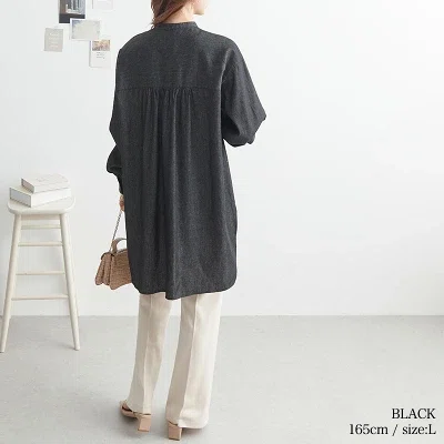 40代向け春服のインディゴデニムチュニック ピンタックレースブラウスの着用イメージ 黒