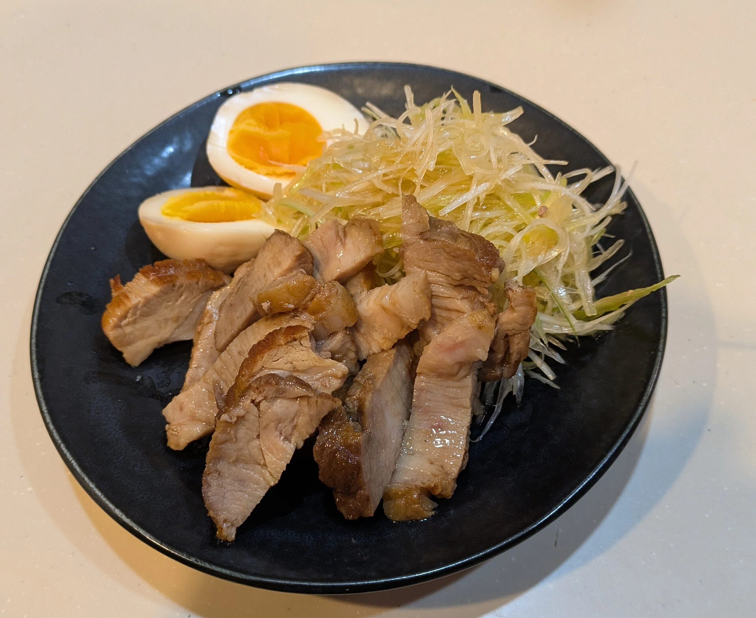 自家製焼き豚　いい香り　味が美味しい　無添加　焼豚炒飯、焼豚麺、ネギ焼豚など 家飲みが変わる。ラーメン屋の「ネギ焼豚」を家で作る｜備忘録雑記ログ