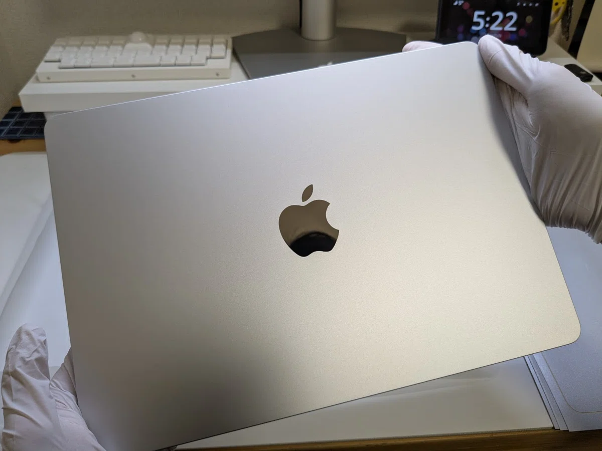 大失態】新品MacBookに深い傷を刻み込んで気づいた「リセールバリュー