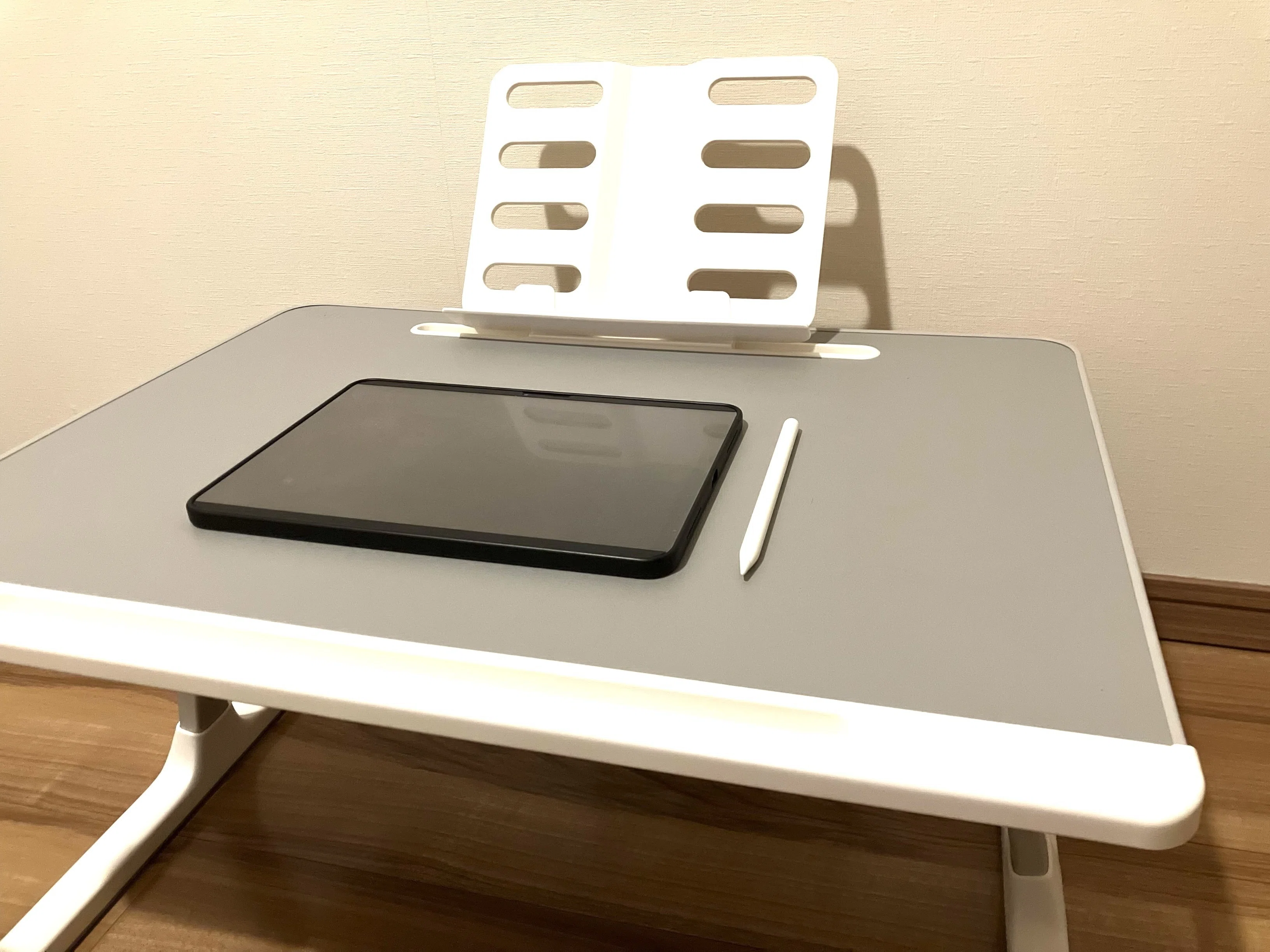 椅子と机を手放して、ミニテーブル1つで生活してみた話（SAIJI
