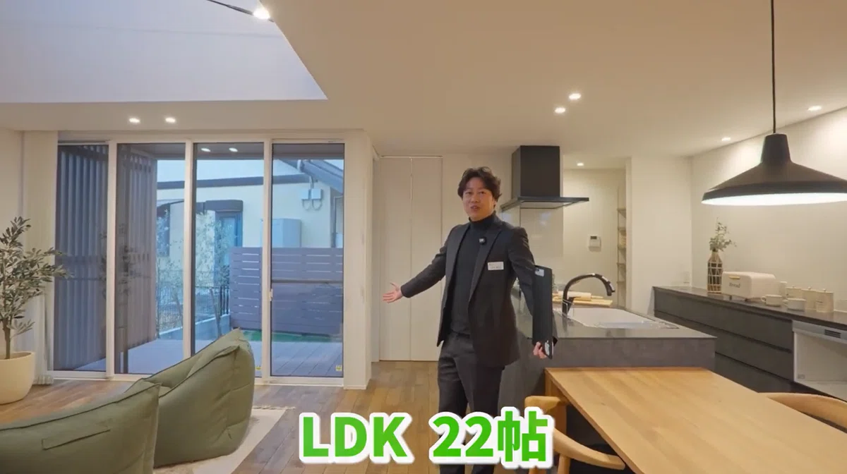 30坪なのにここまで広い！22帖LDKと吹き抜けで実現した“豪邸見え”の家｜楓工務店