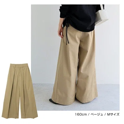 40代向け春服コーデに合うベージュのチノワイドパンツ 着用イメージ 背面
