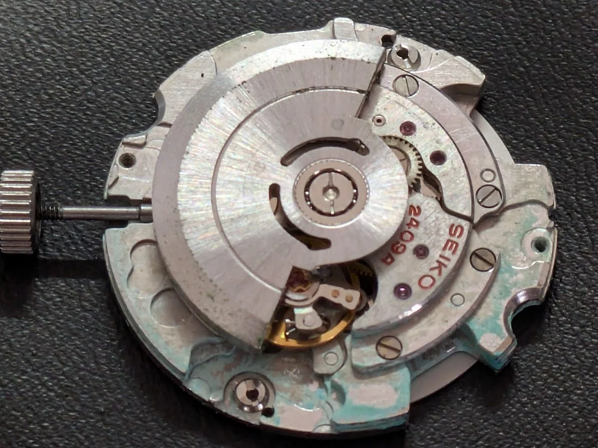 No.346 | Seiko | 2409-0020 | 水色の結晶が内部に付着している時計