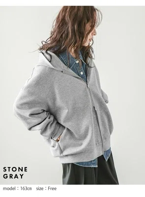 40代向けグレーのダブルジップパーカー 大人カジュアルコーデの着用イメージ