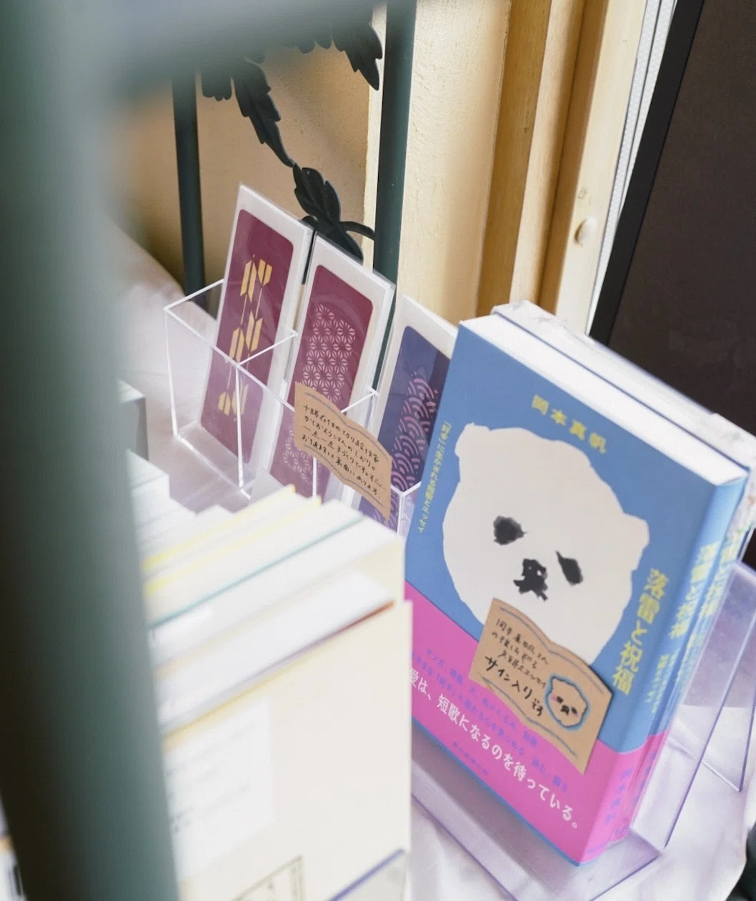 本と栞の販売風景の画像