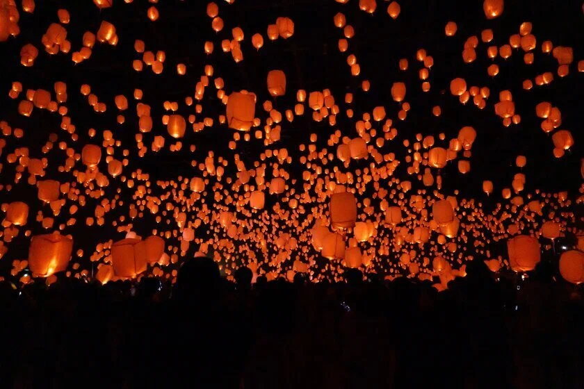 【日本最大のランタン祭り】京都・埼玉の夜空に3,000個の光が浮かぶ「七夕スカイランタン祭り2026」開催決定!!🎋🎉|Starry ...